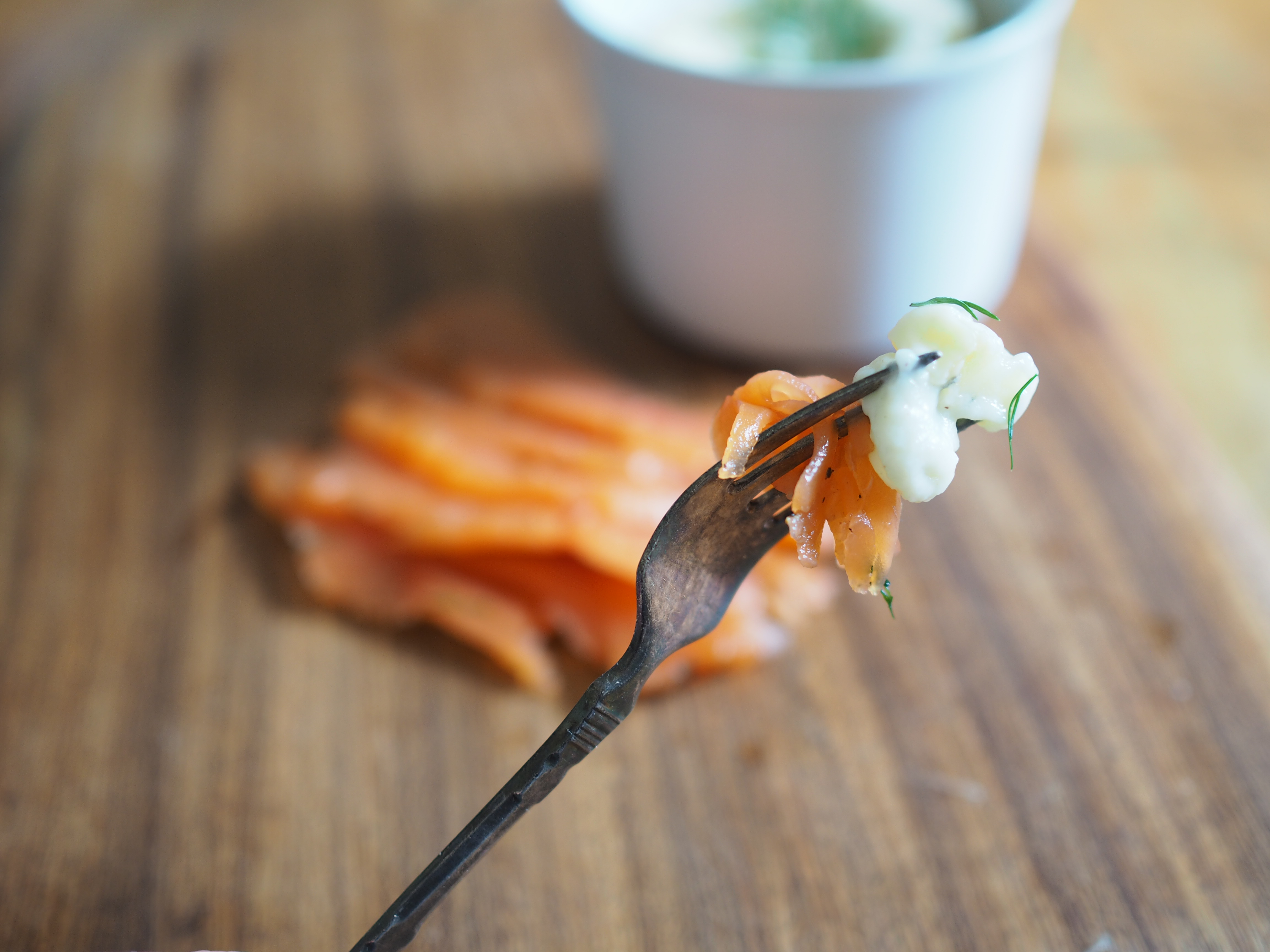 Norwegian gravlax with dill-stewed potatoes and served with a classic mustard sauce (Gravlaks med sennepssaus og dillstuede poteter)