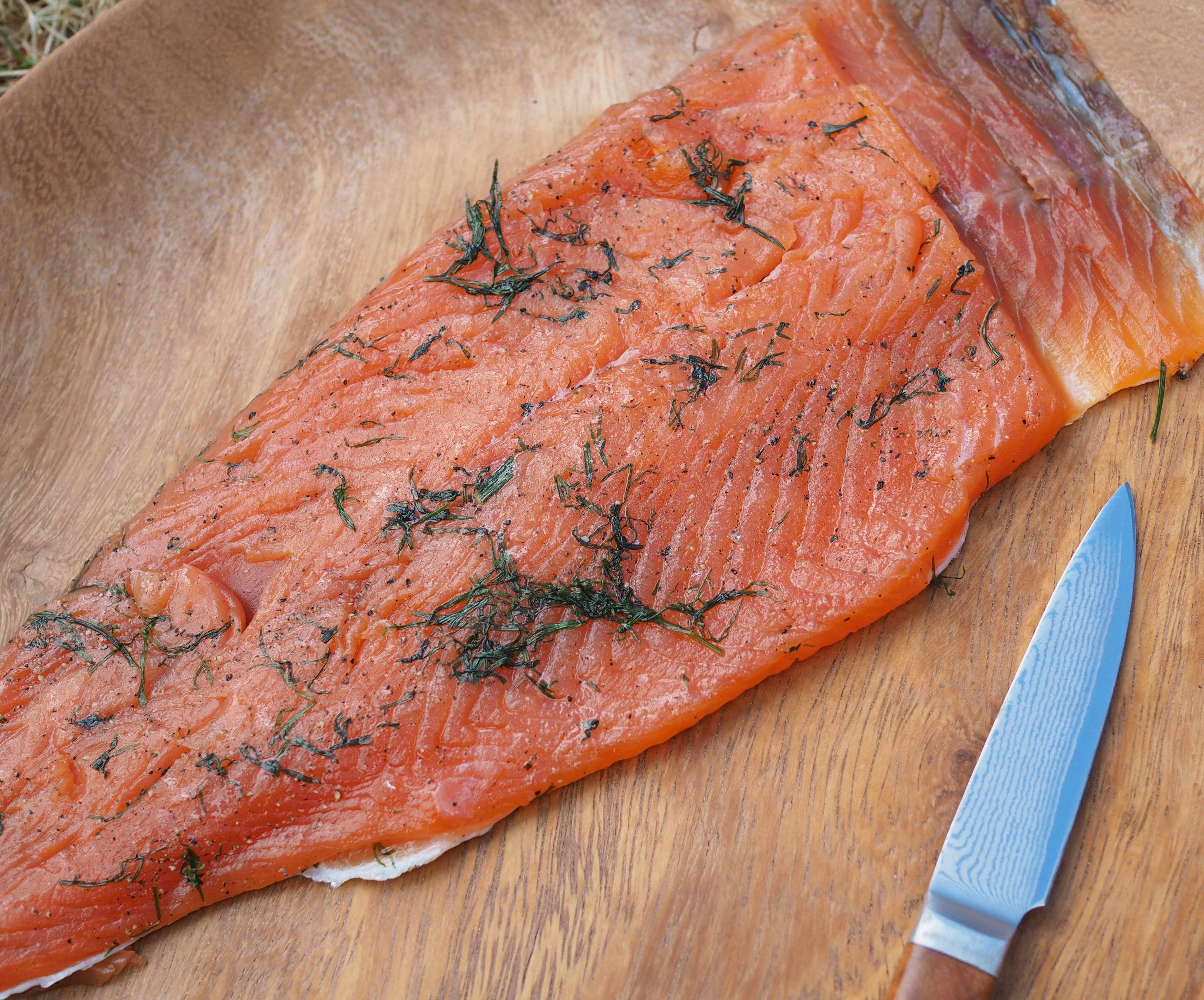 Norwegian gravlax with dill-stewed potatoes and served with a classic mustard sauce (Gravlaks med sennepssaus og dillstuede poteter)