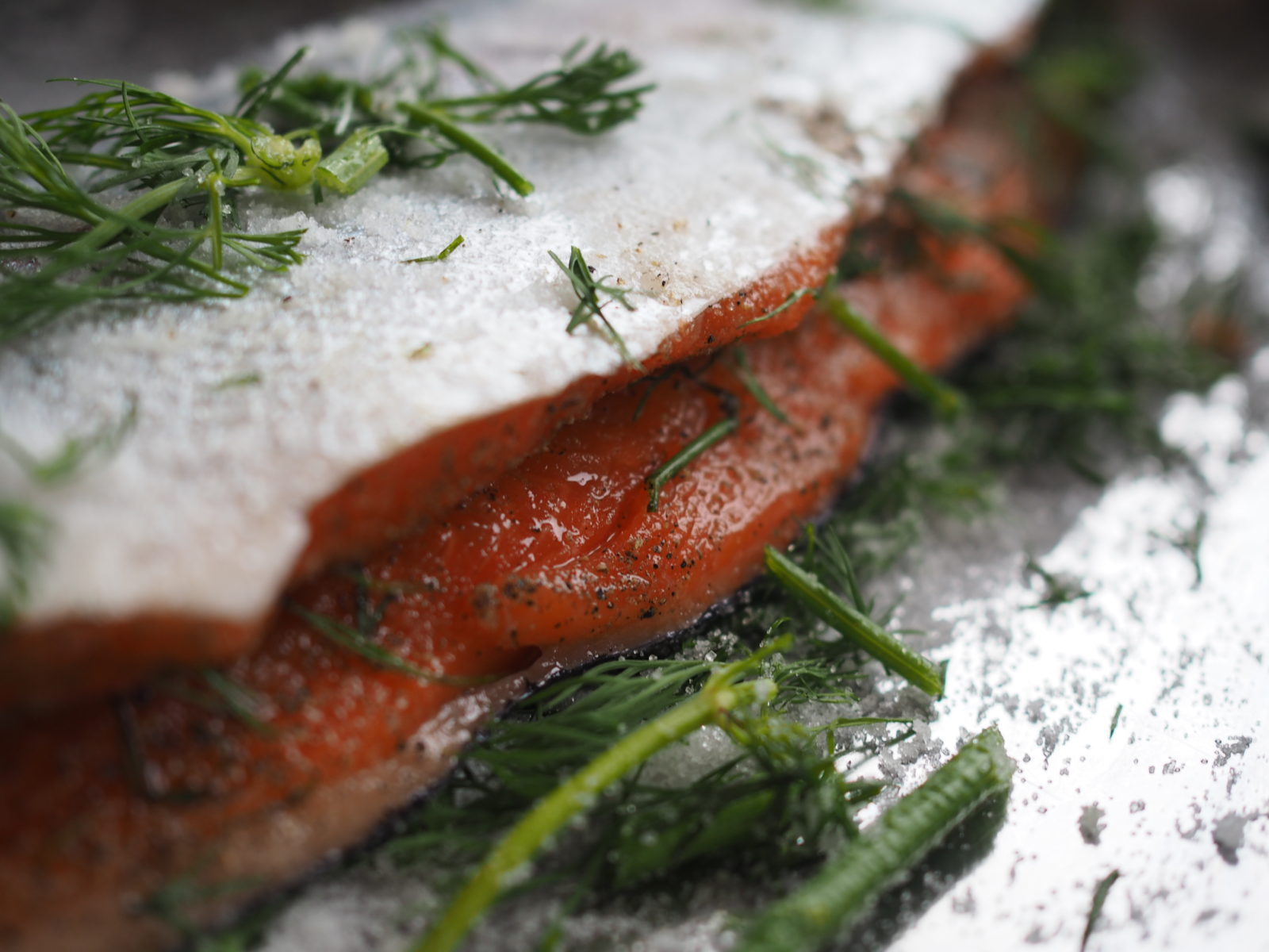 Norwegian gravlax with dill-stewed potatoes and served with a classic mustard sauce (Gravlaks med sennepssaus og dillstuede poteter)