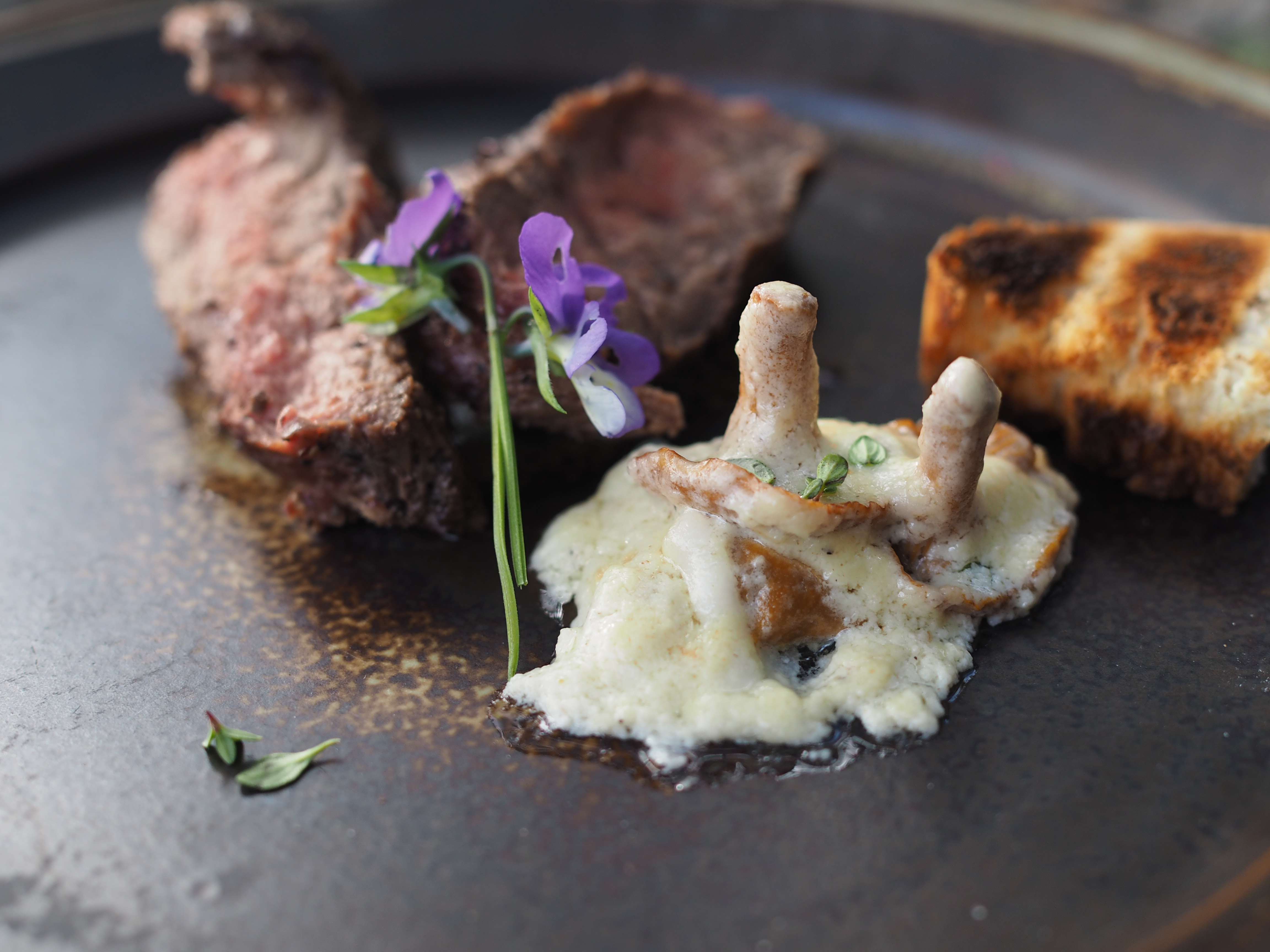 Skillet Chantarelle and Cheese Fondue (Kantarelle med Geitost)