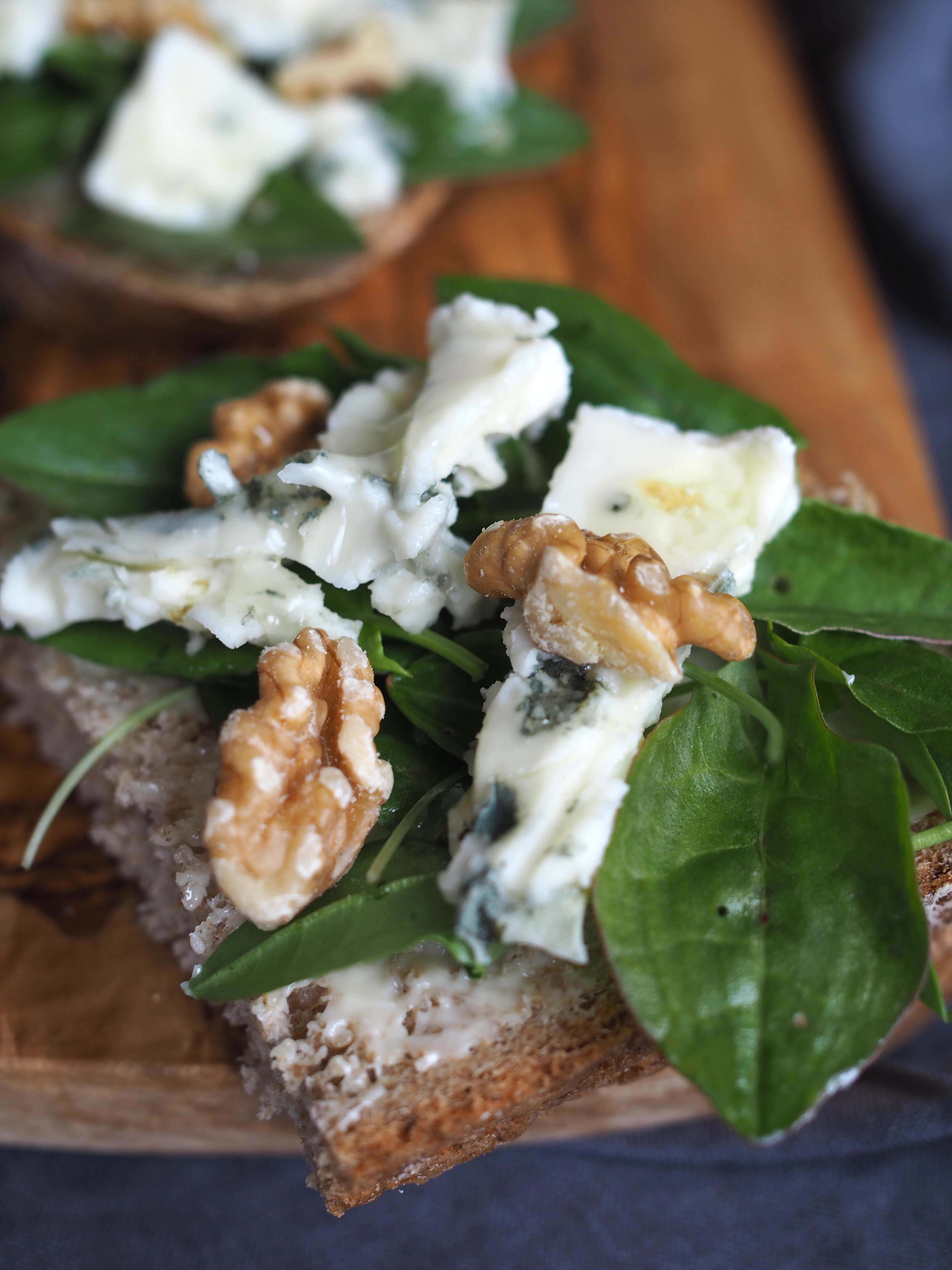Wild Sorrel & Blue Cheese Smørbrød (Engsyresmørbrød med Blåmuggost)