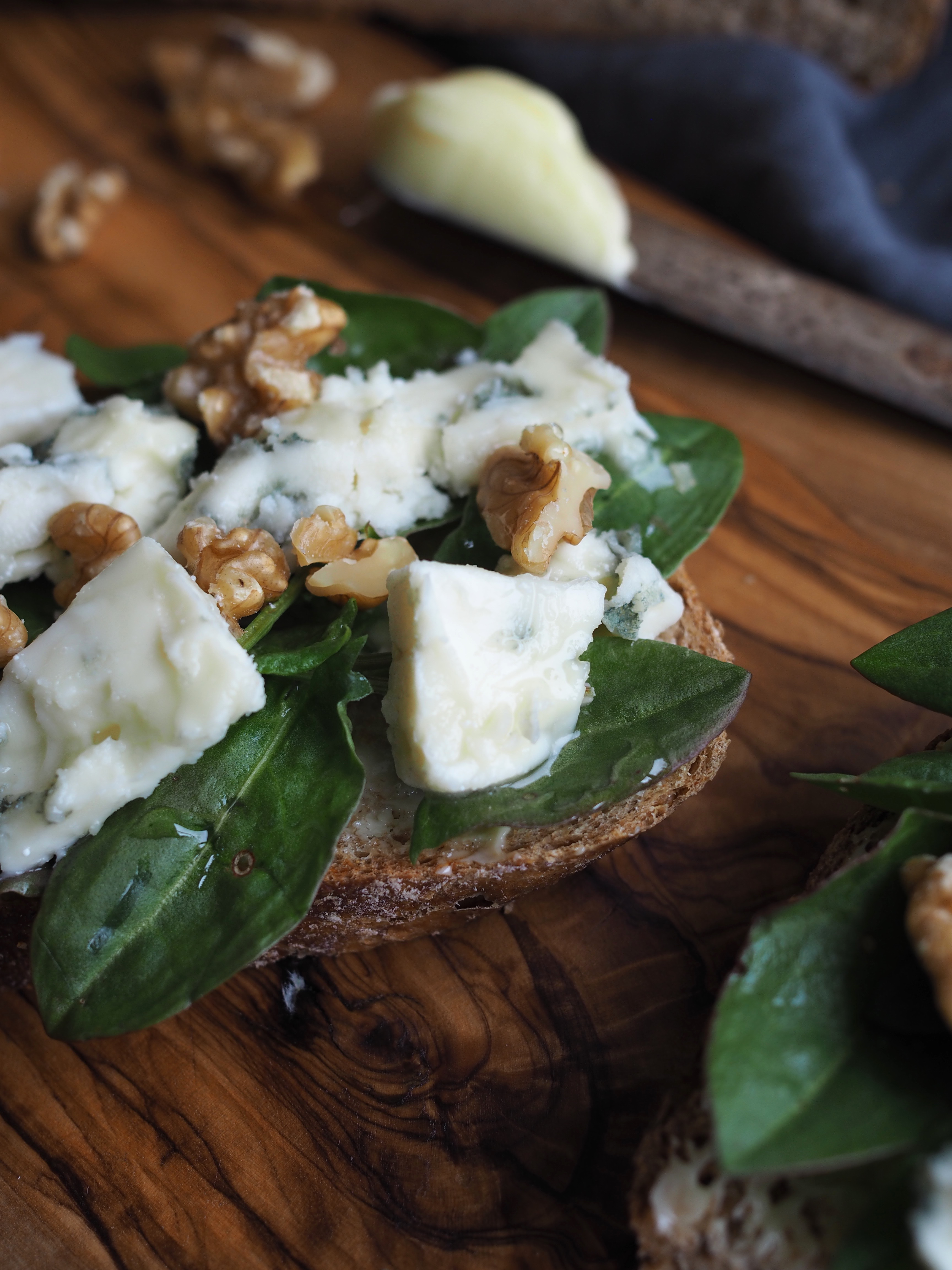 Wild Sorrel & Blue Cheese Smørbrød (Engsyresmørbrød med Blåmuggost)