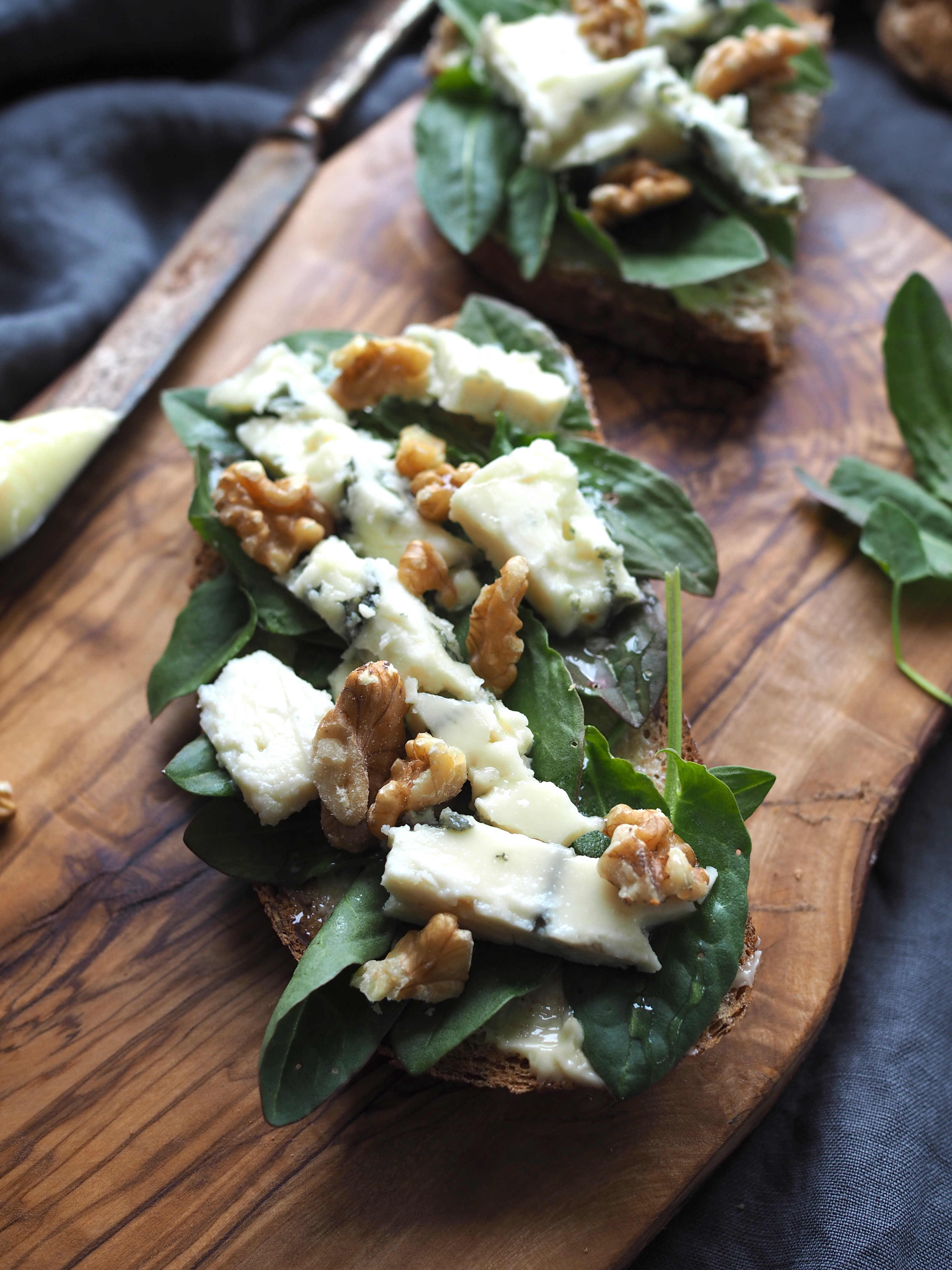 Wild Sorrel & Blue Cheese Smørbrød (Engsyresmørbrød med Blåmuggost)