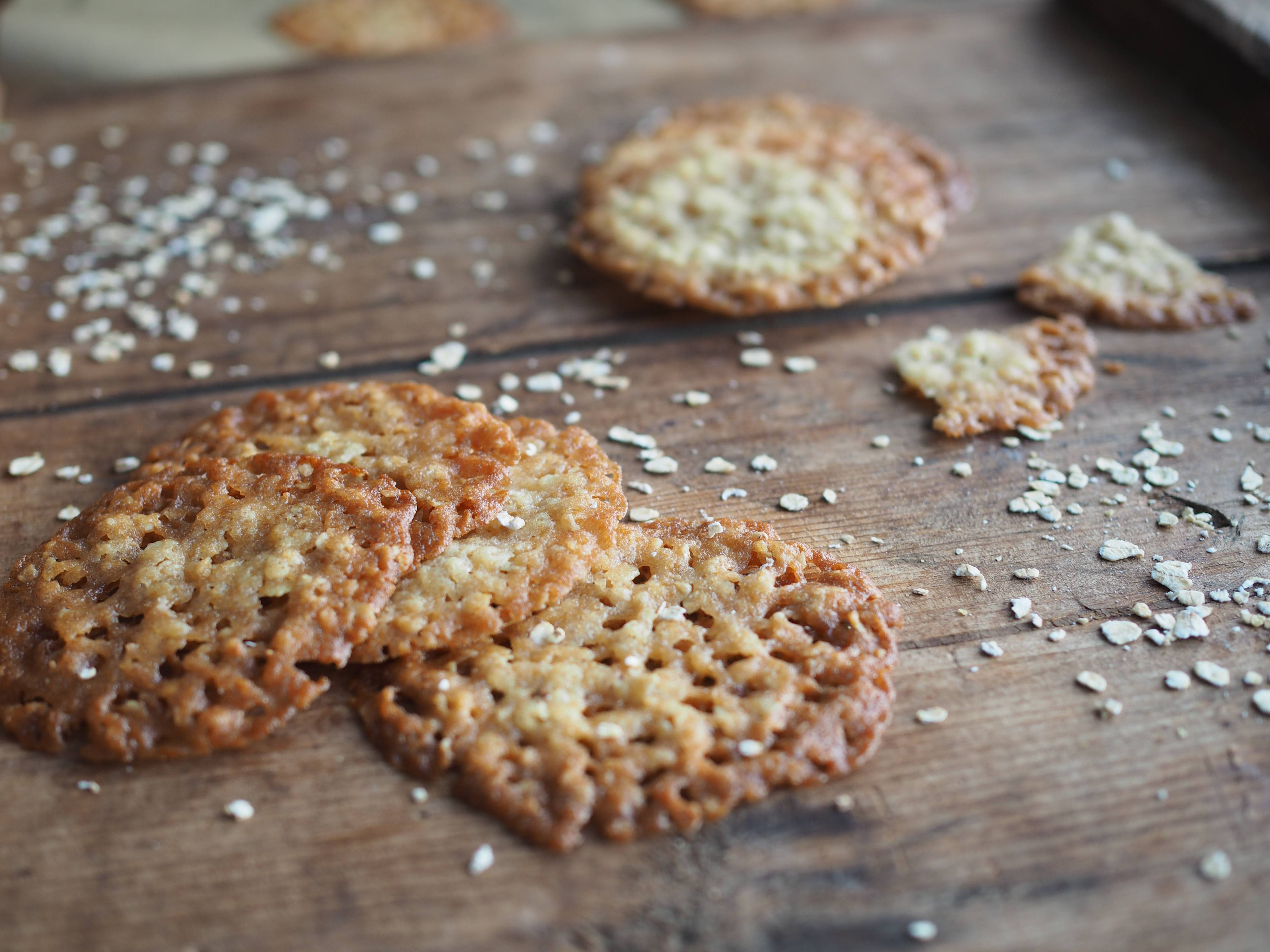 Norwegian Knekk-Kaker(Thin Christmas cookies with oats)