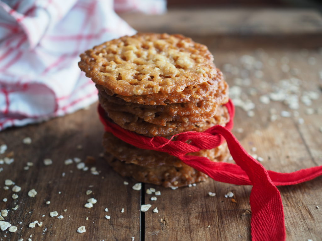 Norwegian Knekk-Kaker(Thin Christmas cookies with oats)