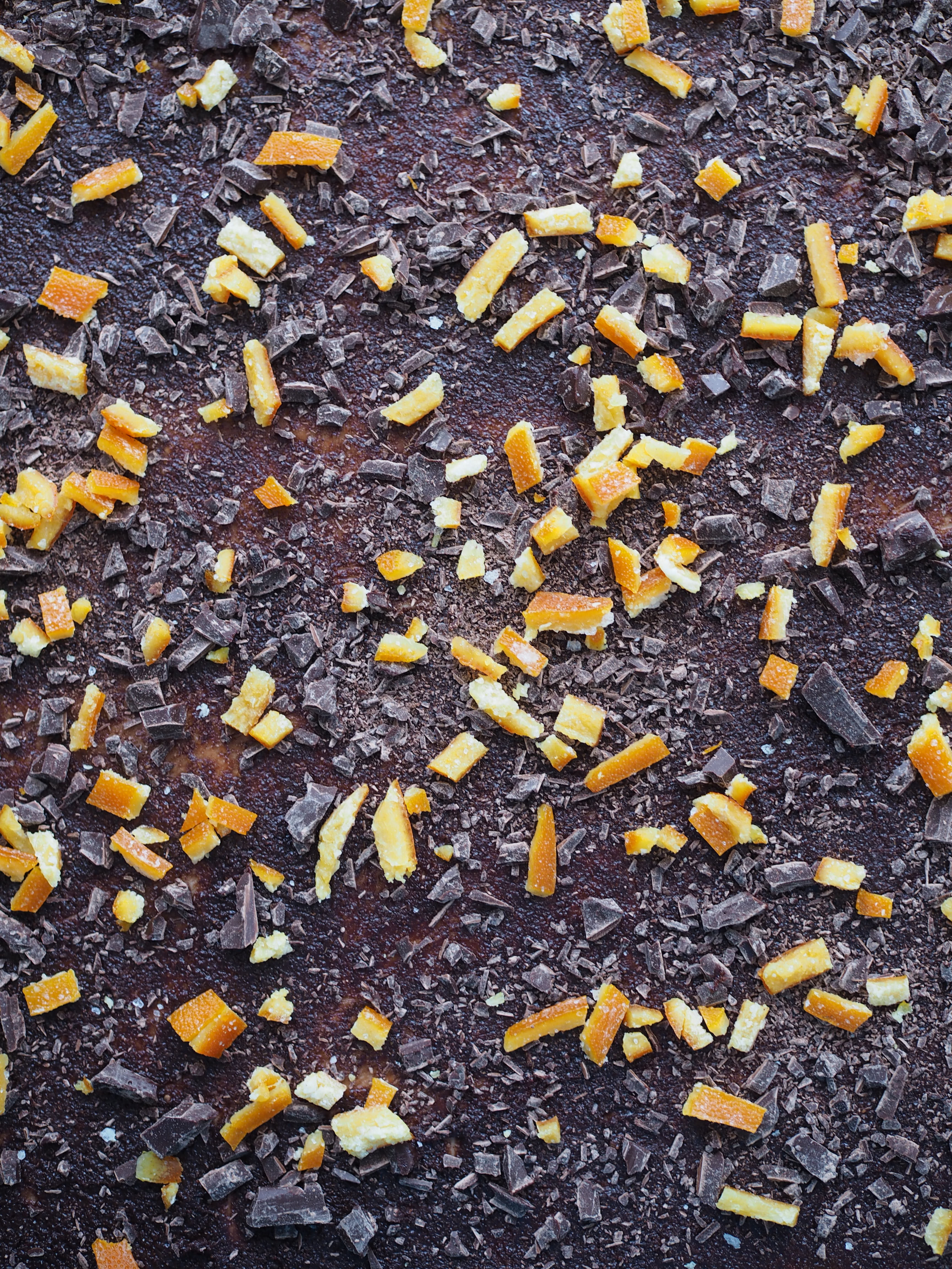 Whole Wheat Dark Chocolate and Candied Orange Peel Braided Swirl Bun (Grov-flettekrans med skjokolade og kandiserte appelsinskall)