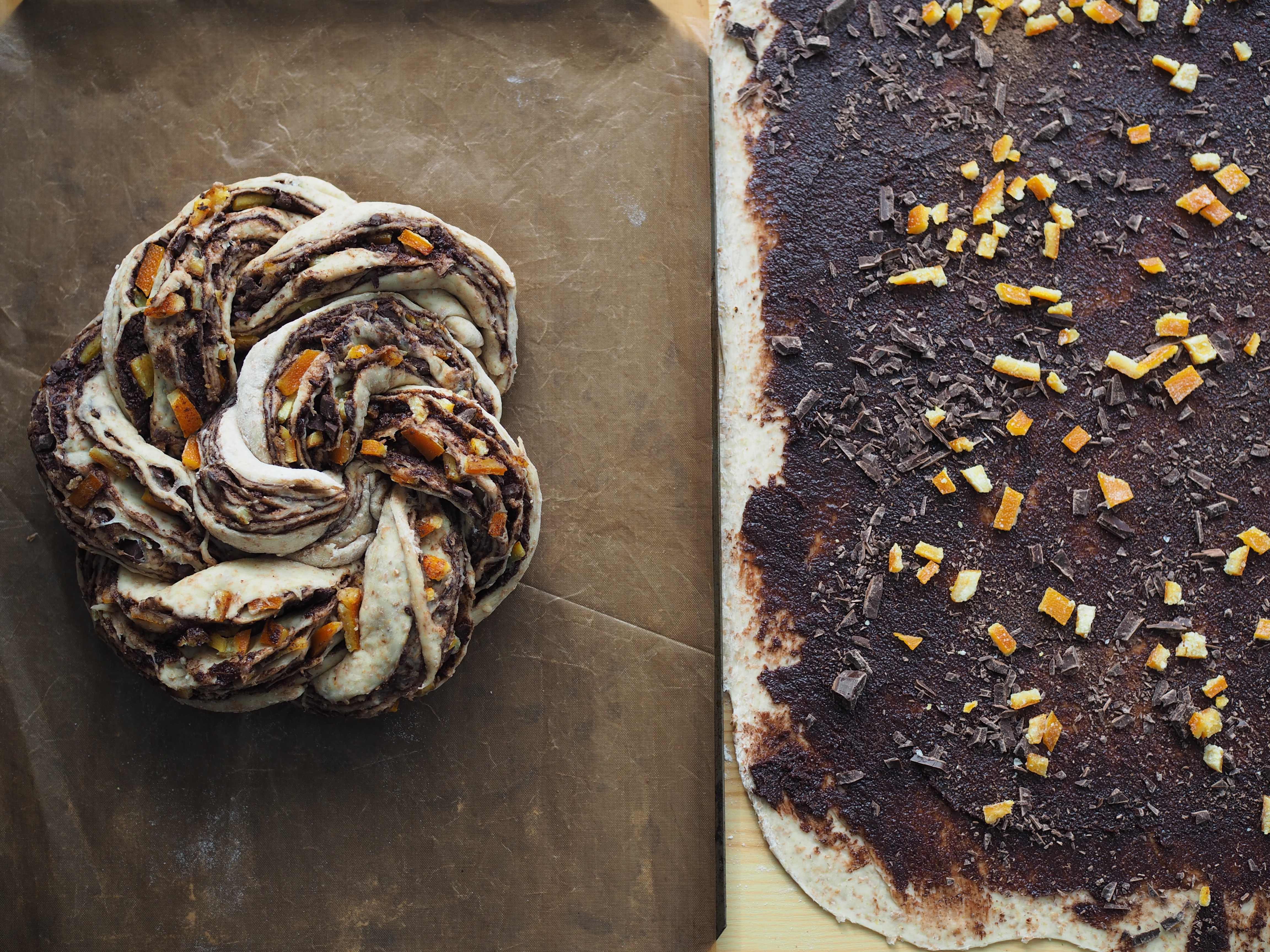 Whole Wheat Dark Chocolate and Candied Orange Peel Braided Swirl Bun (Grov-flettekrans med skjokolade og kandiserte appelsinskall) 