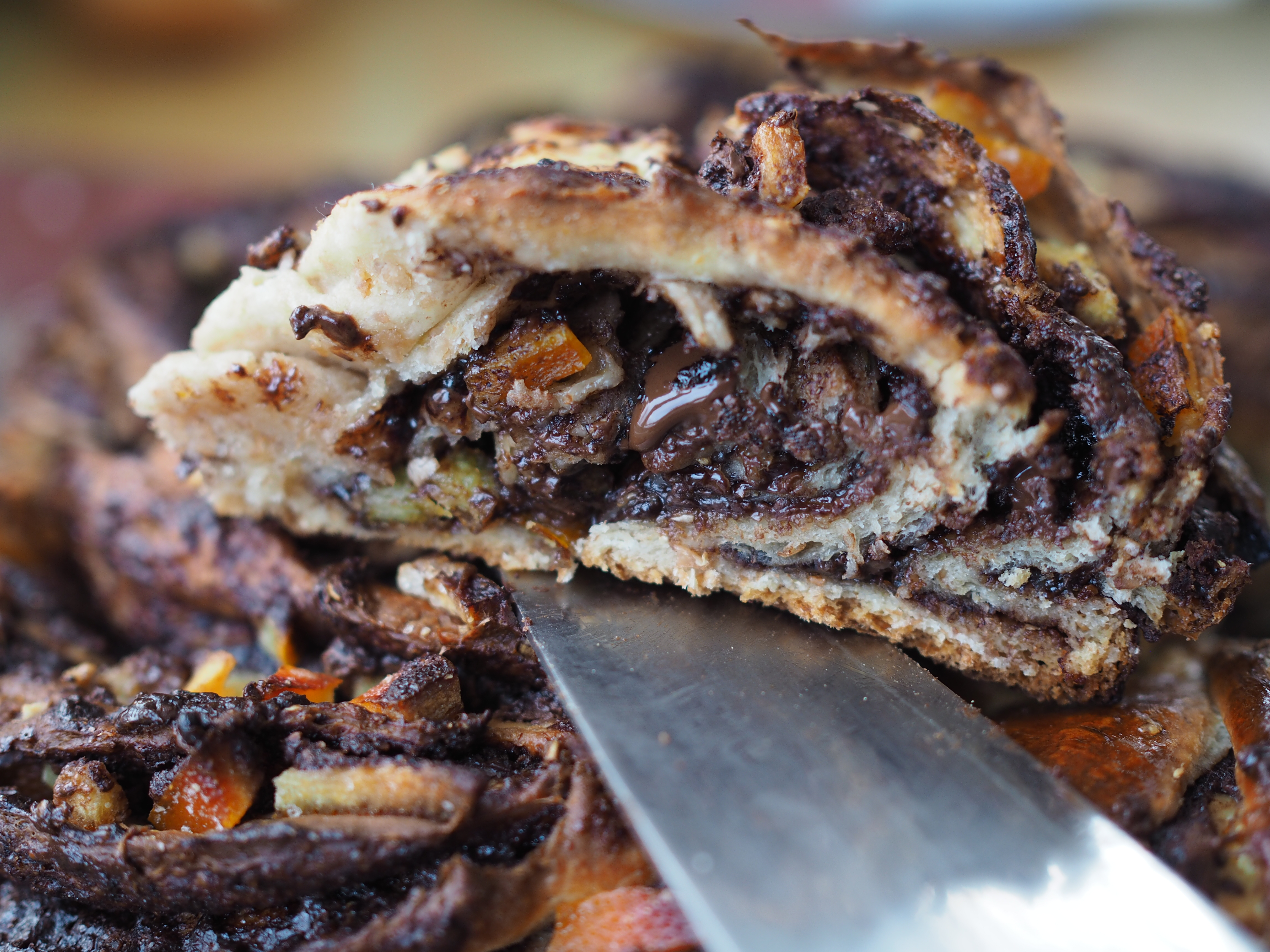 Whole Wheat Dark Chocolate and Candied Orange Peel Braided Swirl Bun (Grov-flettekrans med skjokolade og kandiserte appelsinskall)
