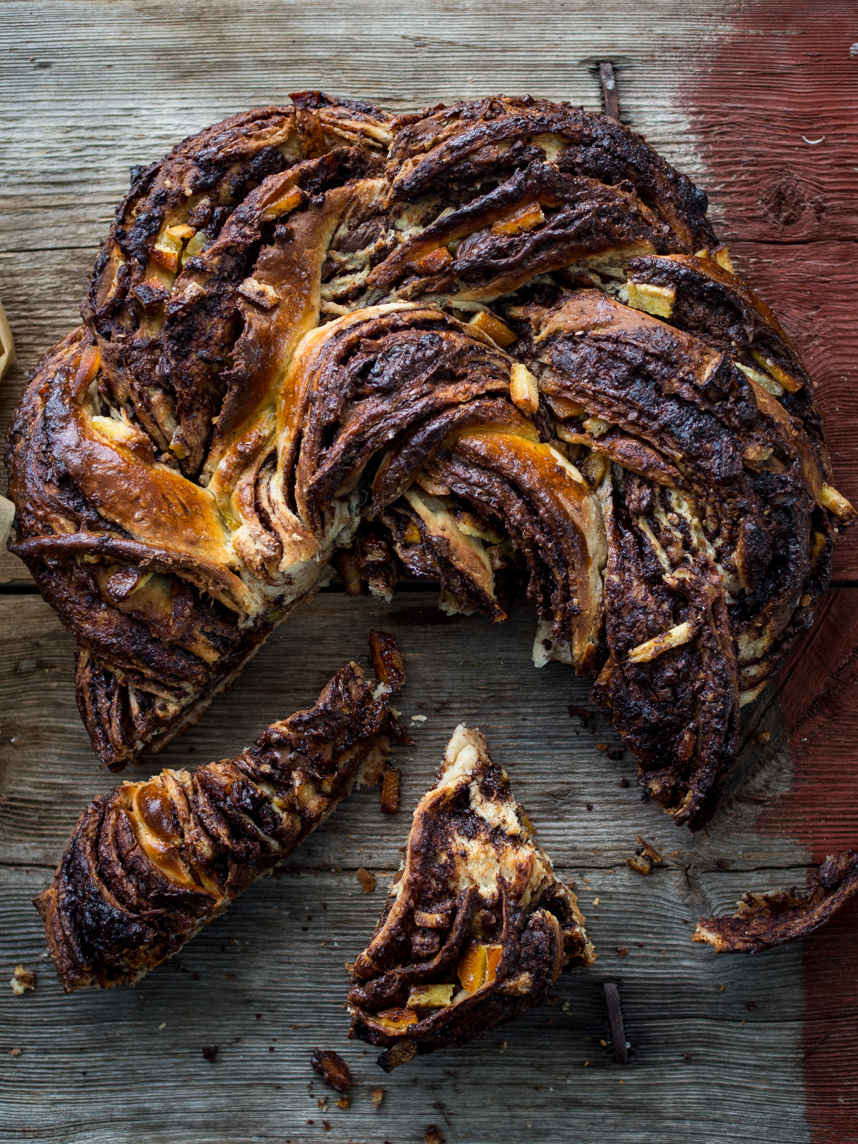 Whole Wheat Dark Chocolate and Candied Orange Peel Braided Swirl Bun (Grov-flettekrans med skjokolade og kandiserte appelsinskall)