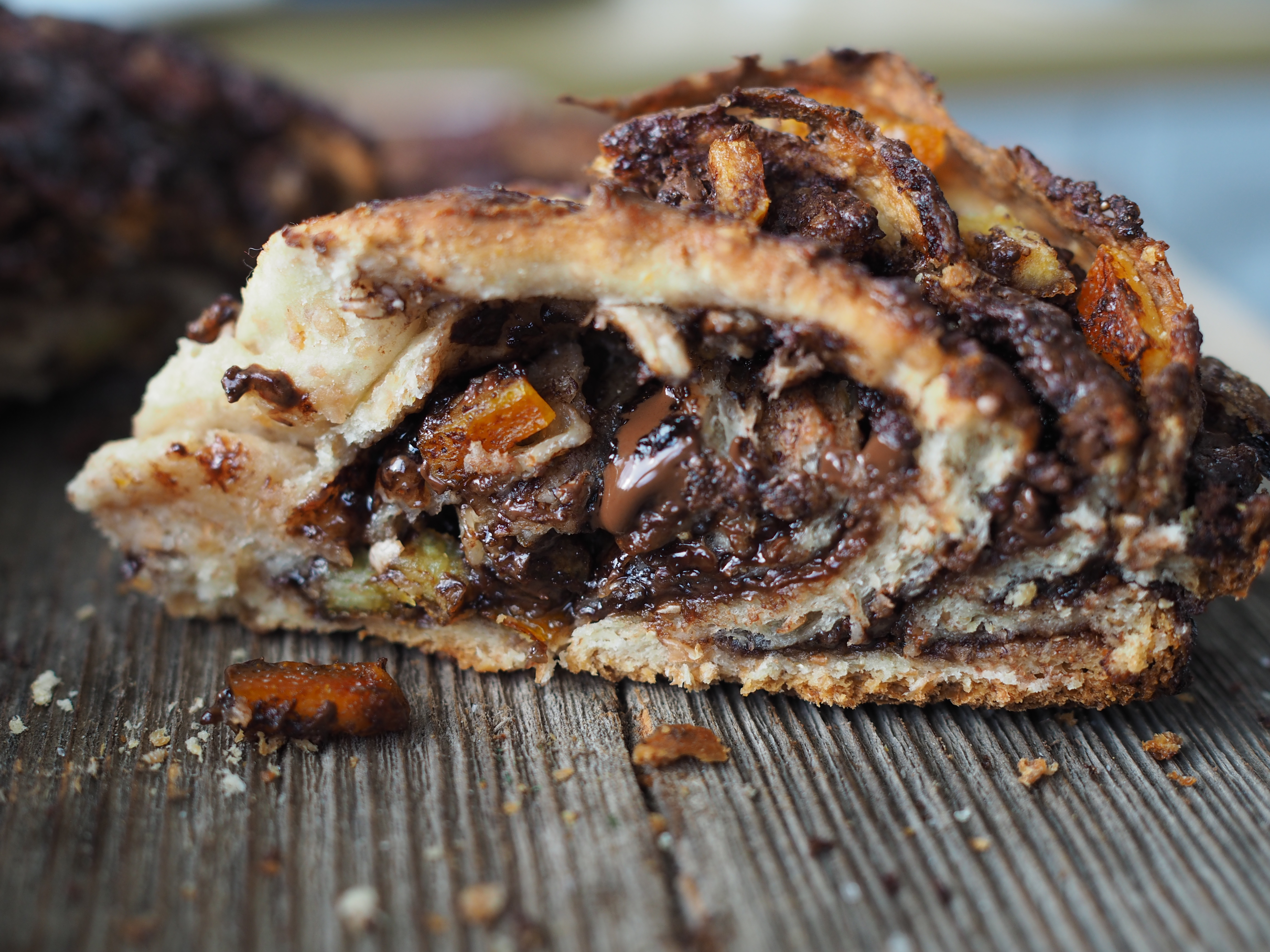 Whole Wheat Dark Chocolate and Candied Orange Peel Braided Swirl Bun (Grov-flettekrans med skjokolade og kandiserte appelsinskall)