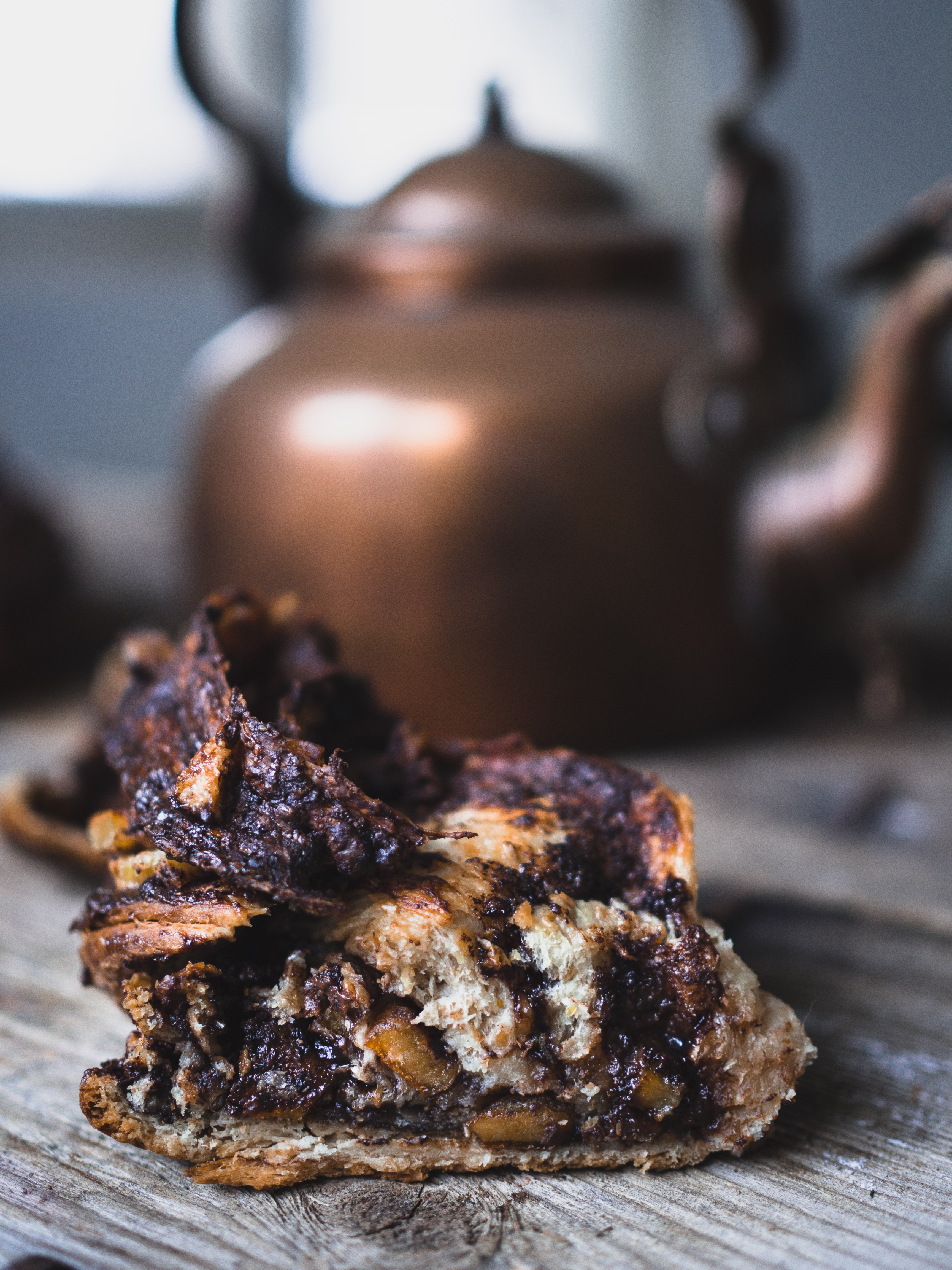 Whole Wheat Dark Chocolate and Candied Orange Peel Braided Swirl Bun (Grov-flettekrans med skjokolade og kandiserte appelsinskall)