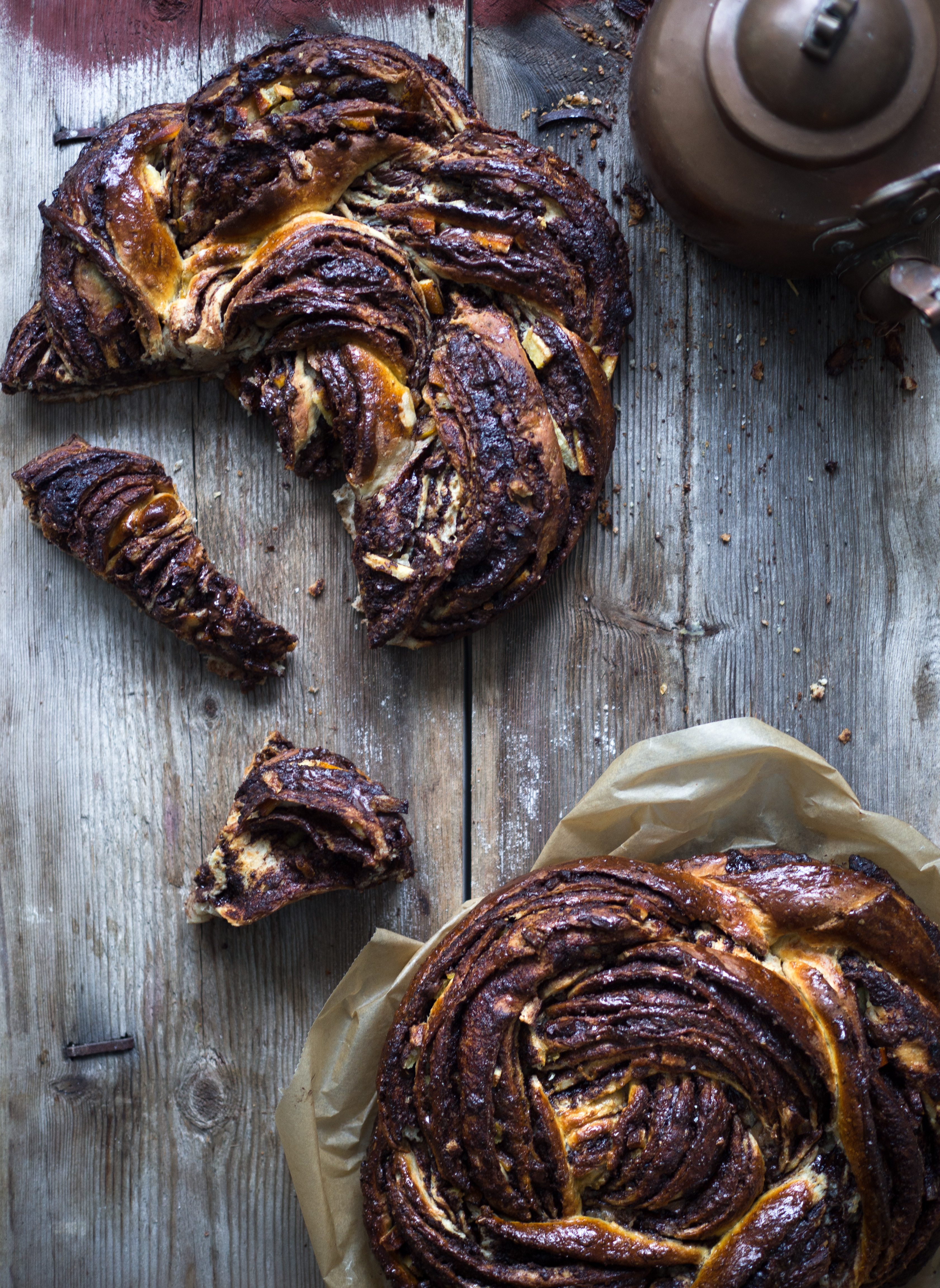 Whole Wheat Dark Chocolate and Candied Orange Peel Braided Swirl Bun (Grov-flettekrans med skjokolade og kandiserte appelsinskall) 