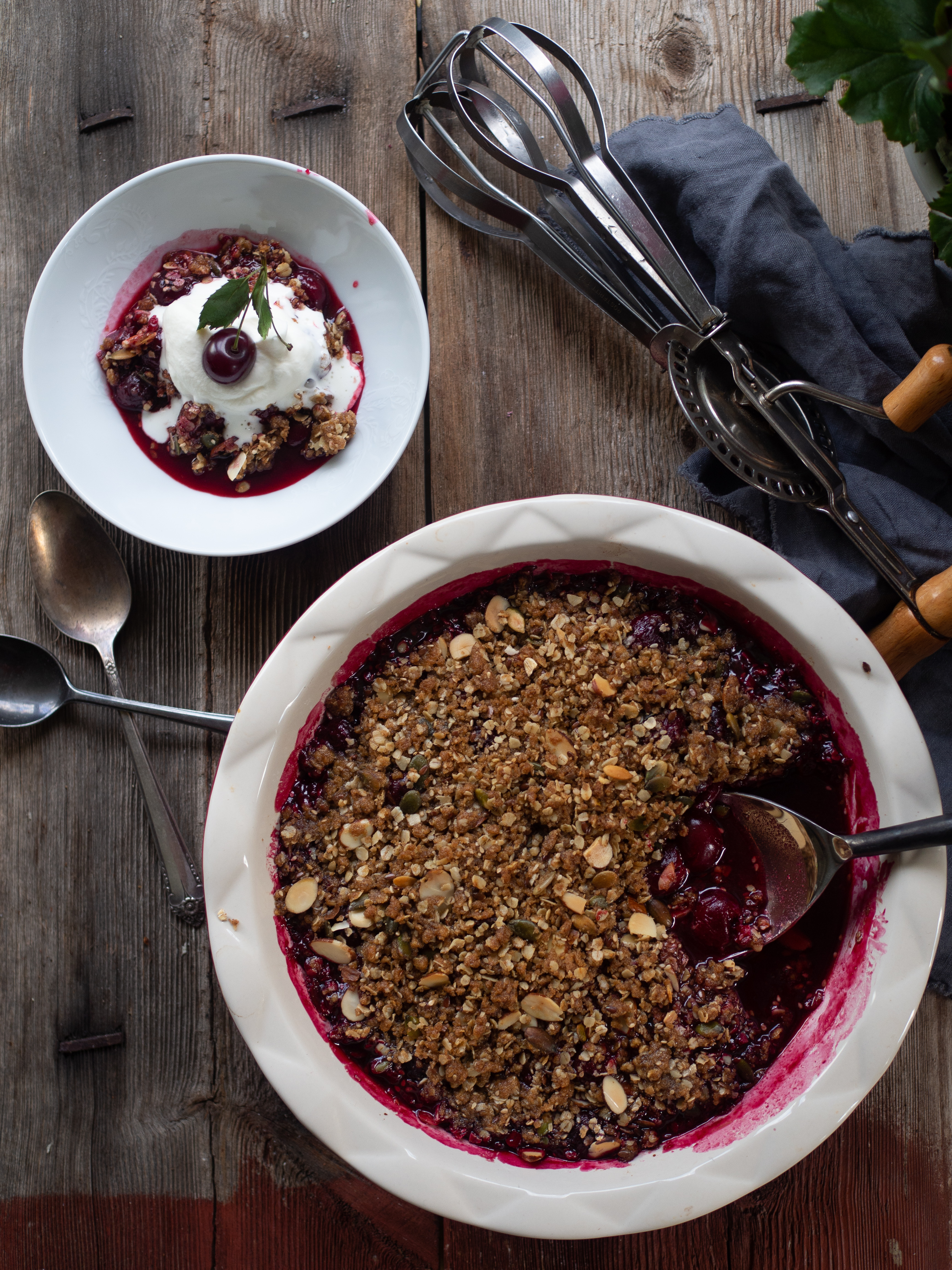 Sour Cherry Crisp (Smuldrepai med kirsebær)