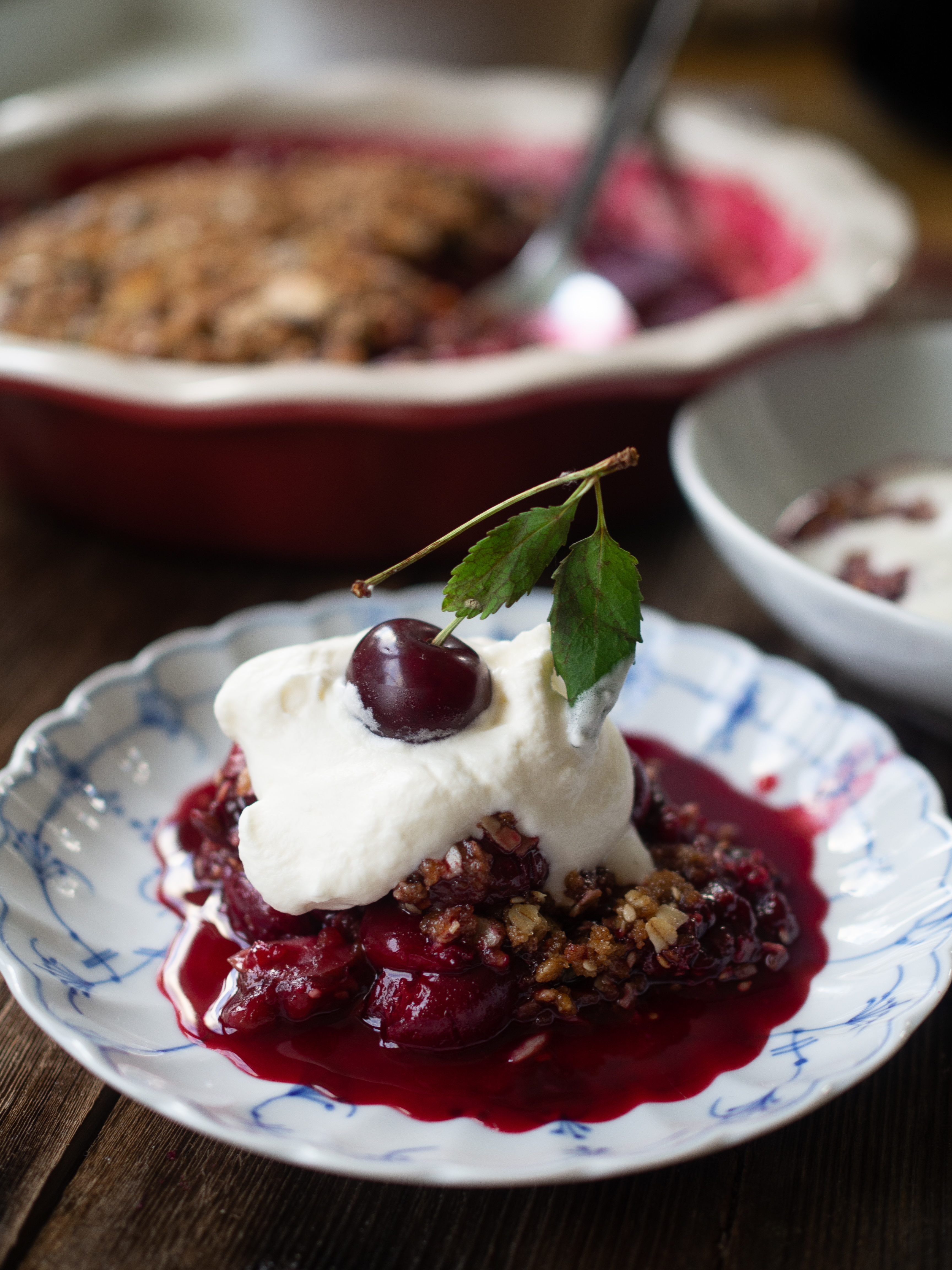 Sour Cherry Crisp with almonds and seeds (Smuldrepai med Kirsebær)