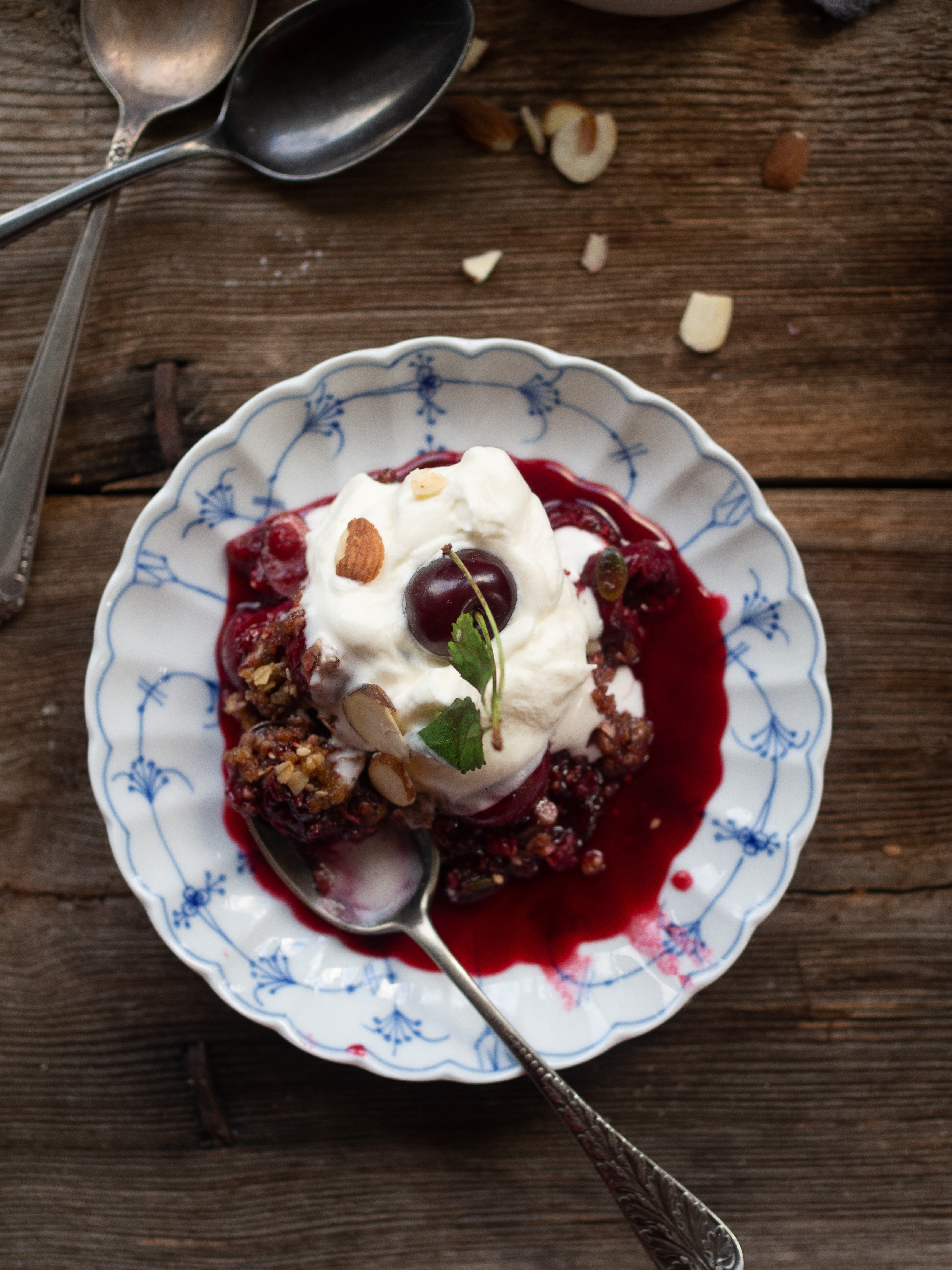 Sour Cherry Crisp with almonds and seeds (Smuldrepai med Kirsebær)