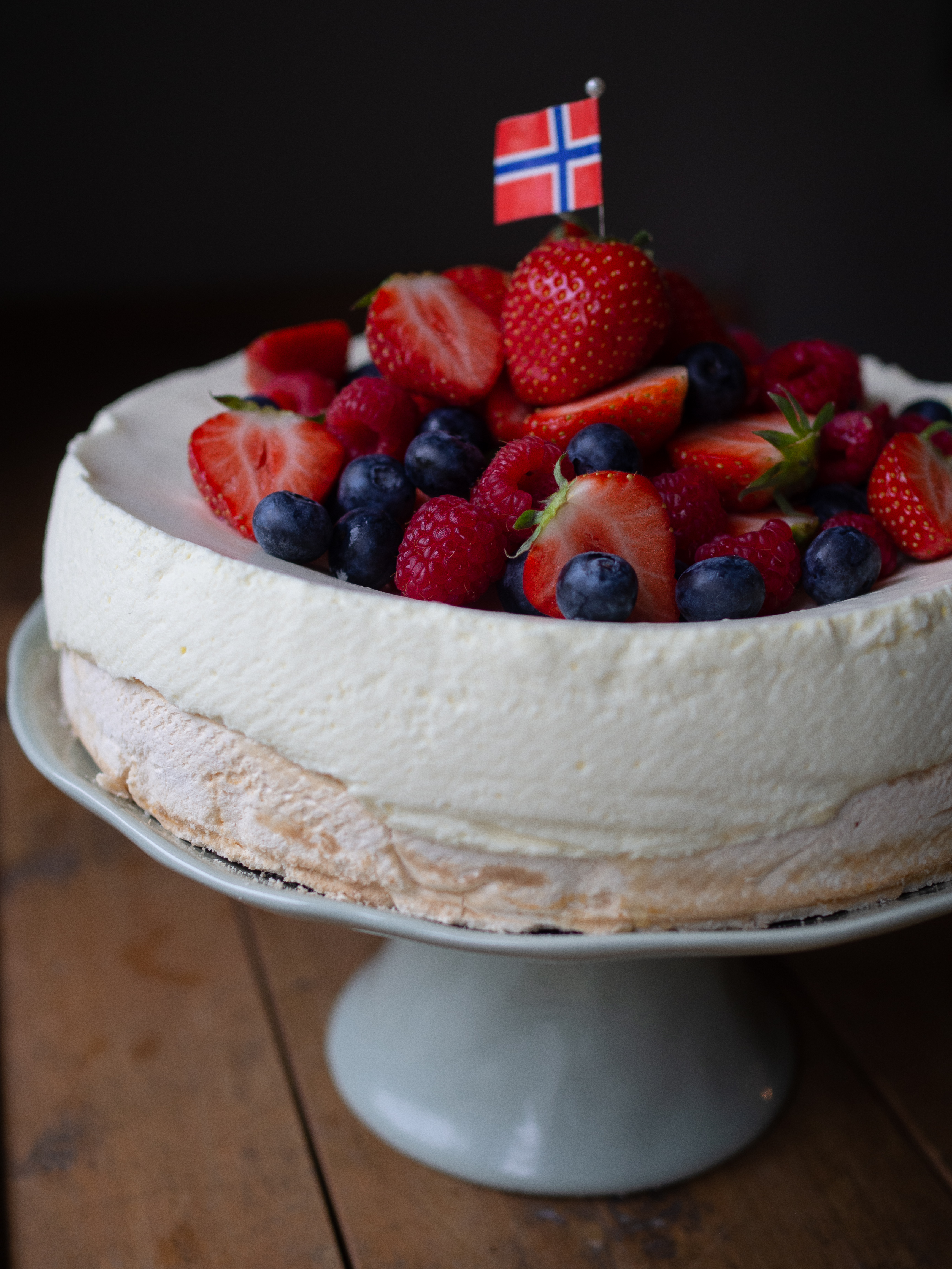 Pavlova Cheesecake (Ostekake) with Fresh Berries