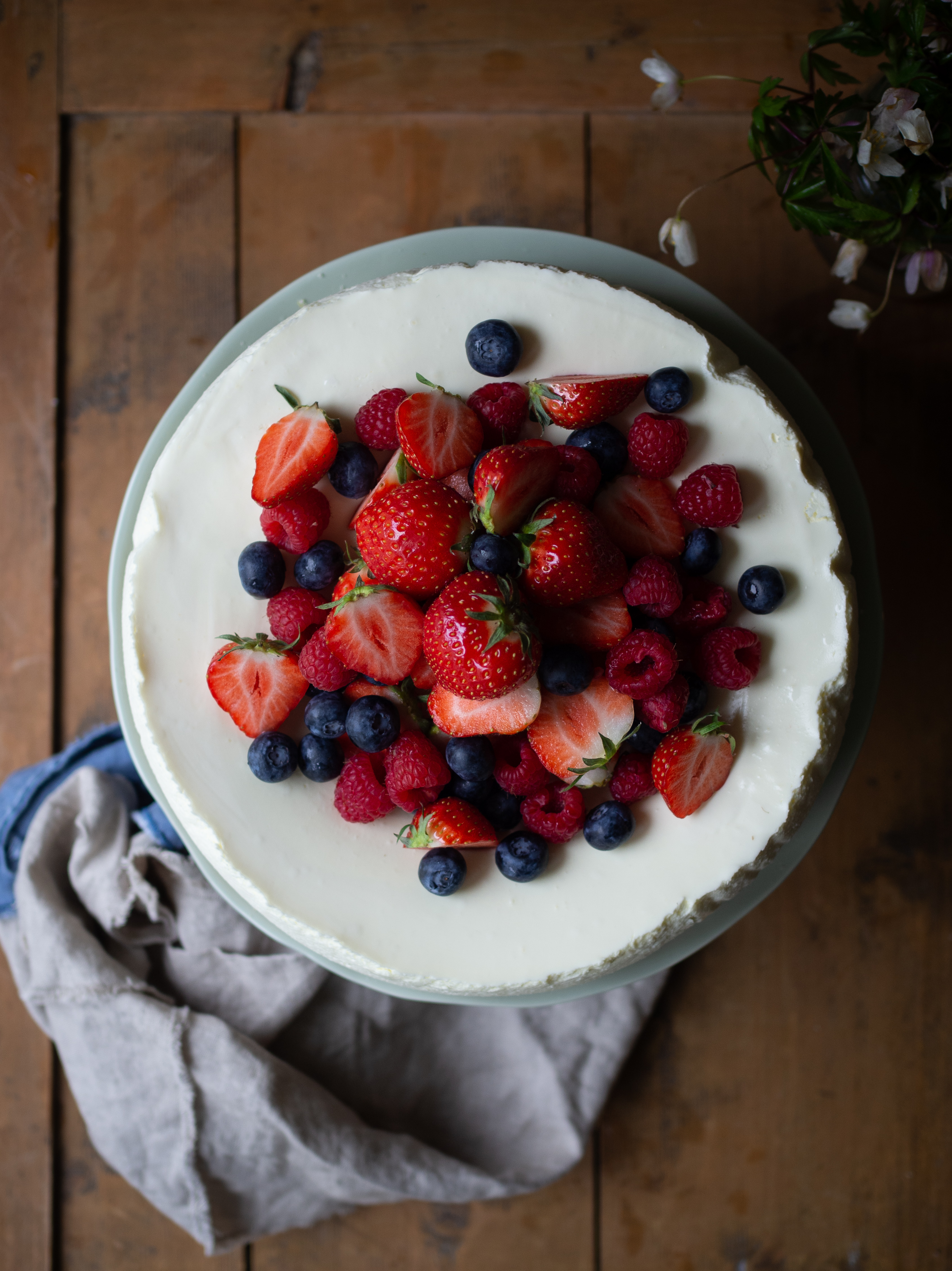 Pavlova Cheesecake (Ostekake) with Fresh Berries 