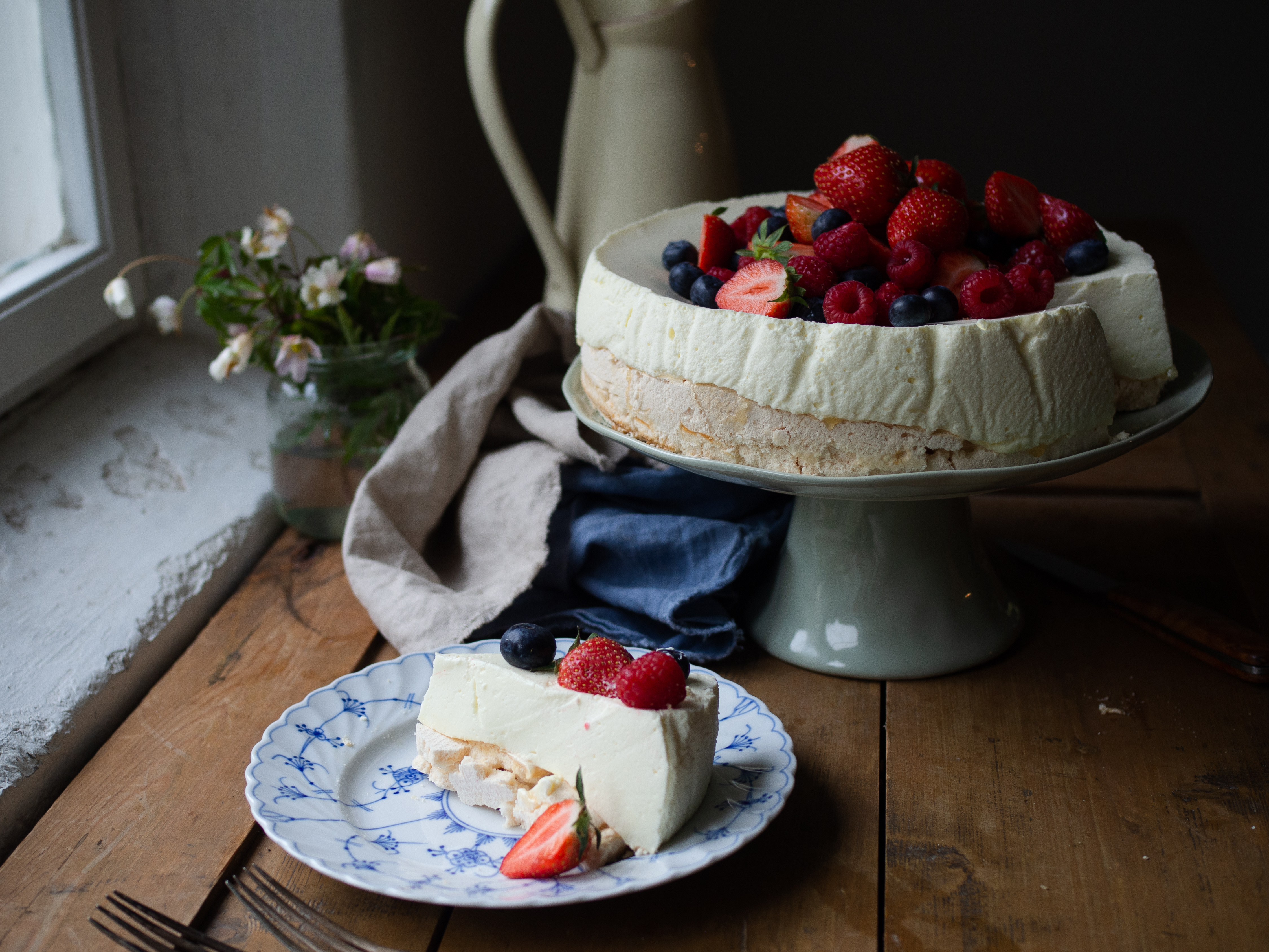 Pavlova Cheesecake (Ostekake) with Fresh Berries