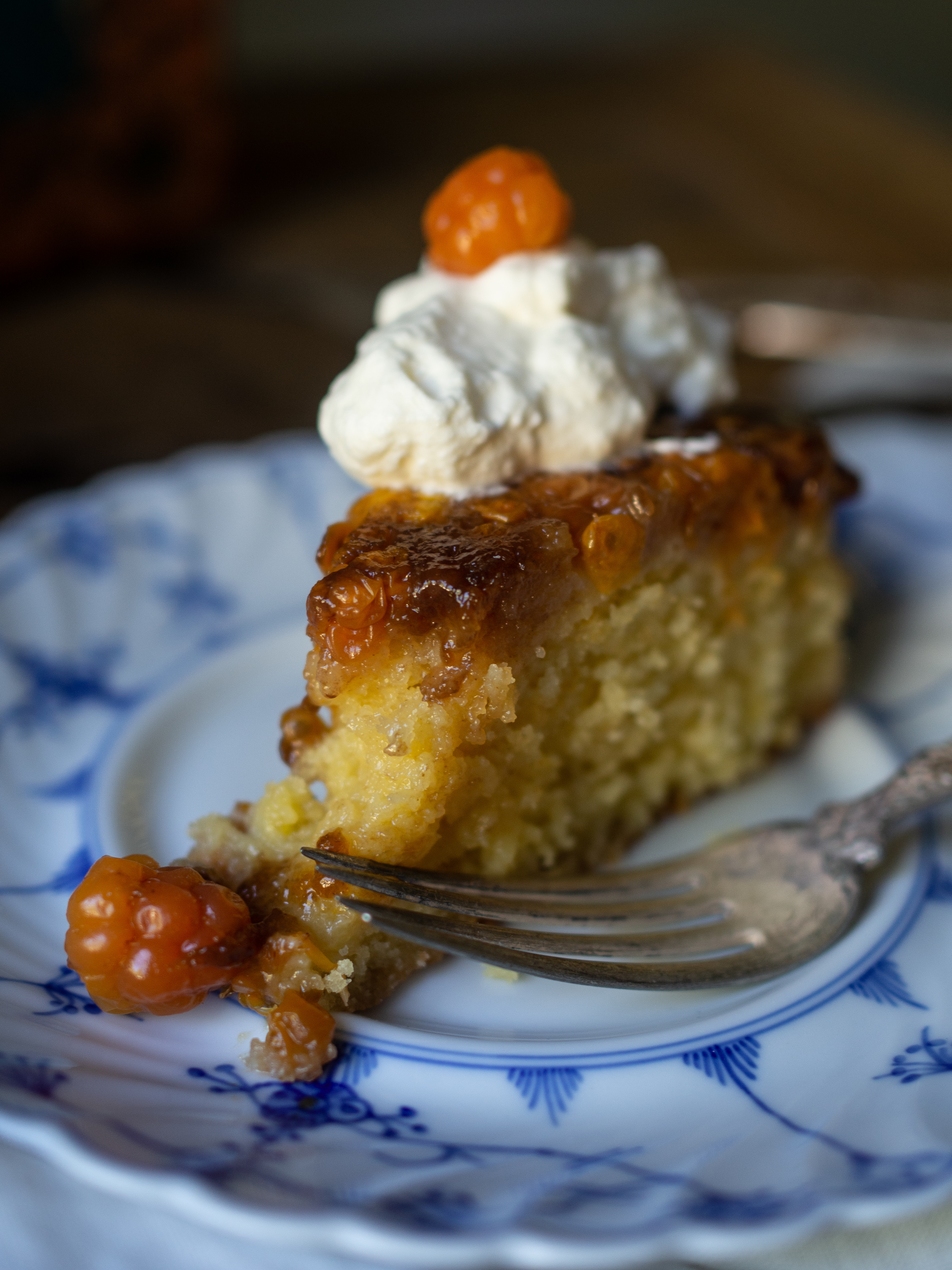 Cloudberry Upside Down Cake (multekake)