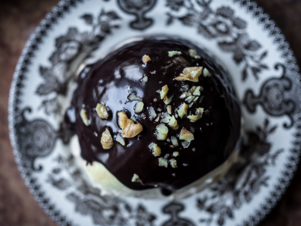 Sweet Buns with a Chocolate Glaze, Walnut Custard and Cream (Fastelavnsboller med valnøtterkrem og sjokoladeglasur)