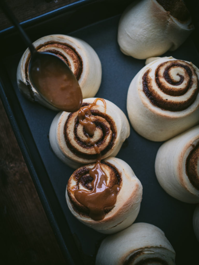Brunost-Caramel Cinnamon Buns (kanelboller med brunostkaramell)