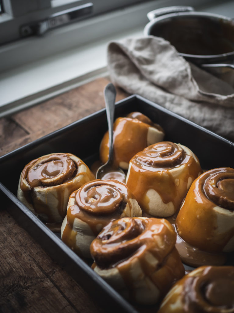 Brunost-Caramel Cinnamon Buns (kanelboller med brunostkaramell)