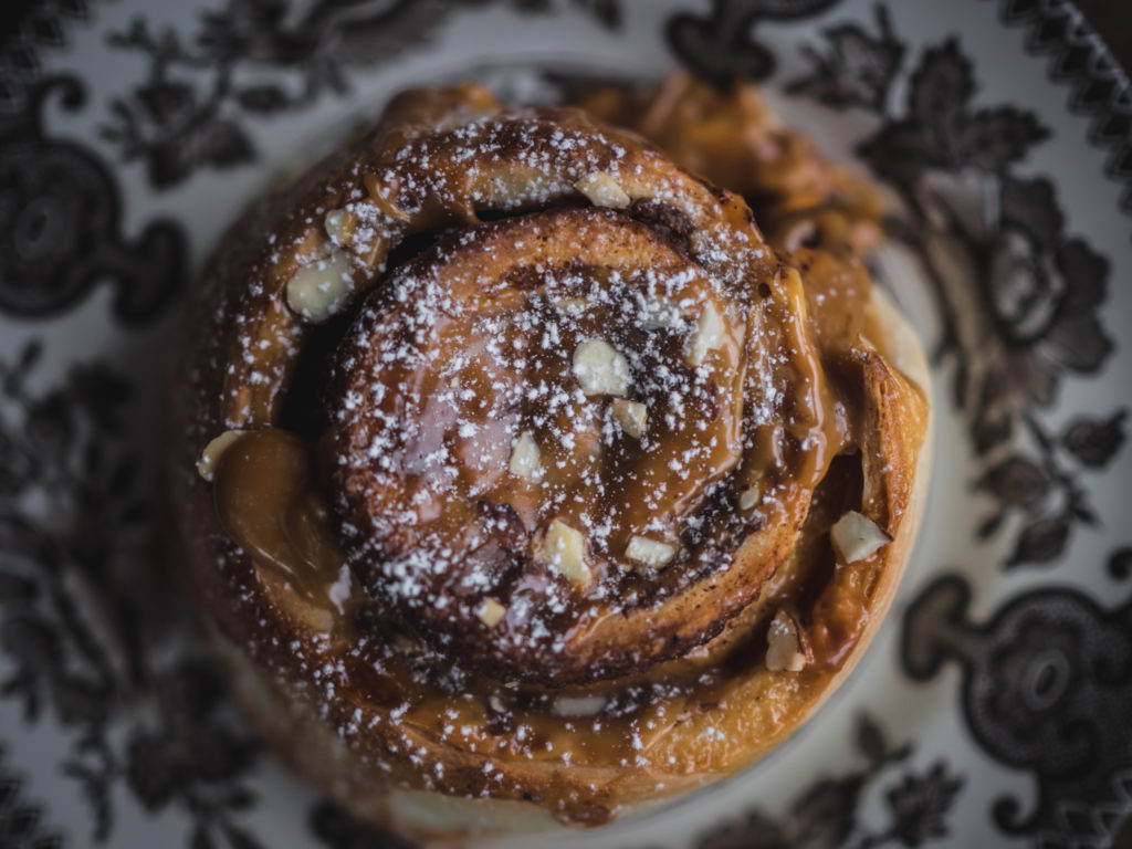 Brunost-Caramel Cinnamon Buns (kanelboller med brunostkaramell)