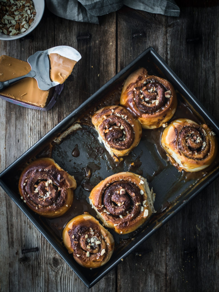 Brunost-Caramel Cinnamon Buns (kanelboller med brunostkaramell)