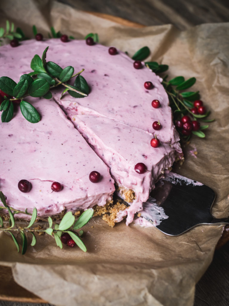 Lingonberry Cream Cake (tyttebærfromasjkake)
