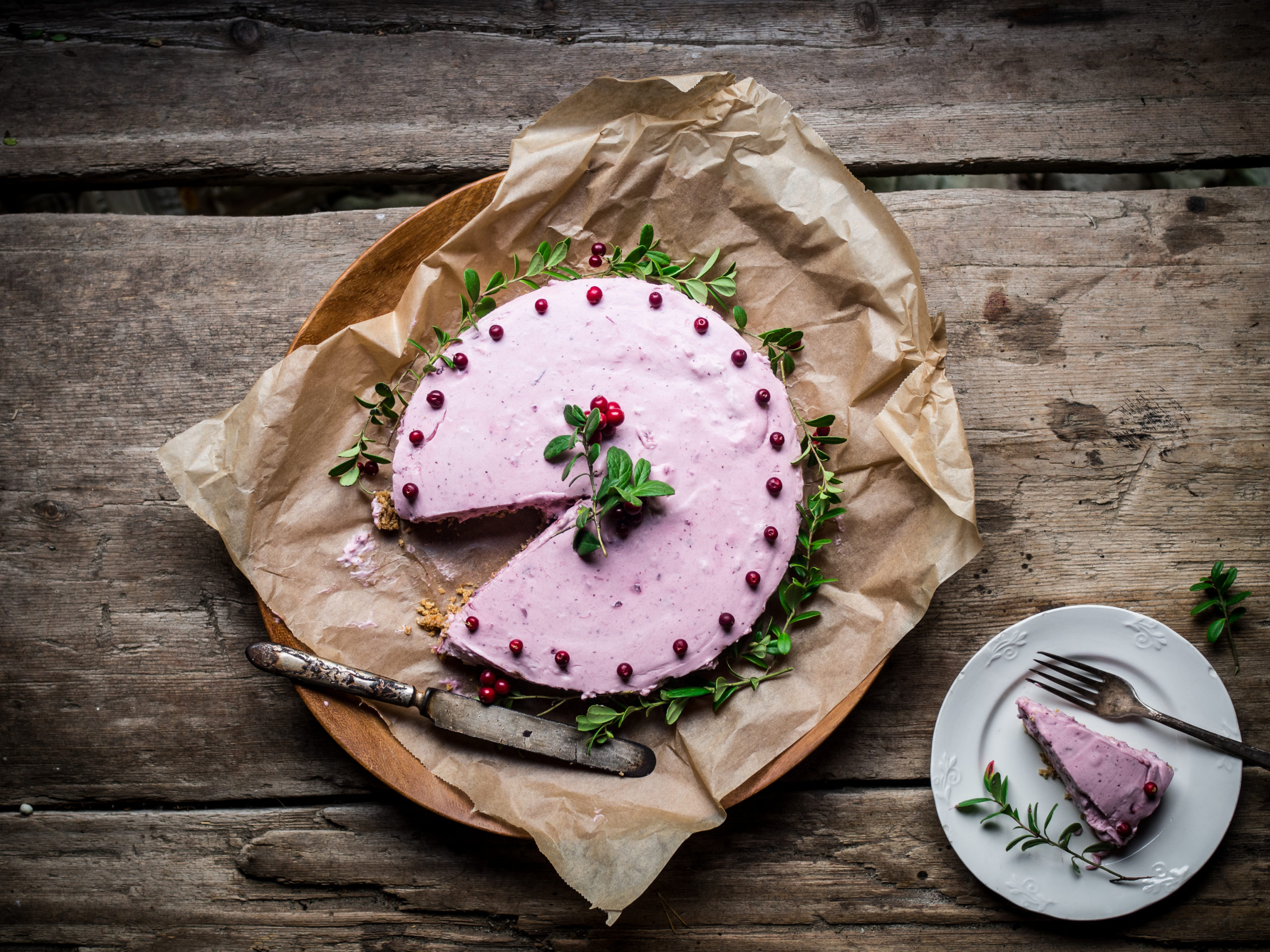 Whipped Lingonberry Cheesecake (Tyttebærfromasjkake)
