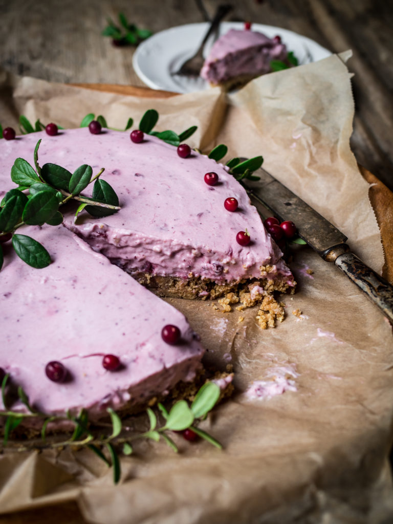 Lingonberry Cream Cake (tyttebærfromasjkake)