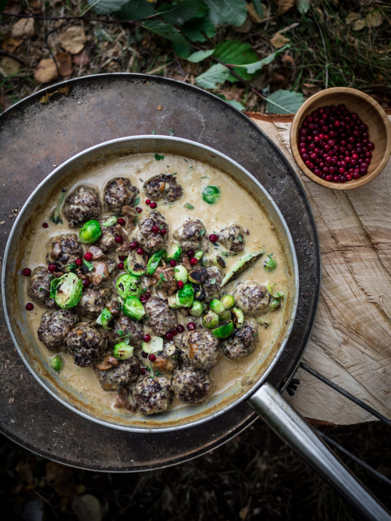 Creamy Wild Meatball Stew (elgkjøttboller i viltsaus)