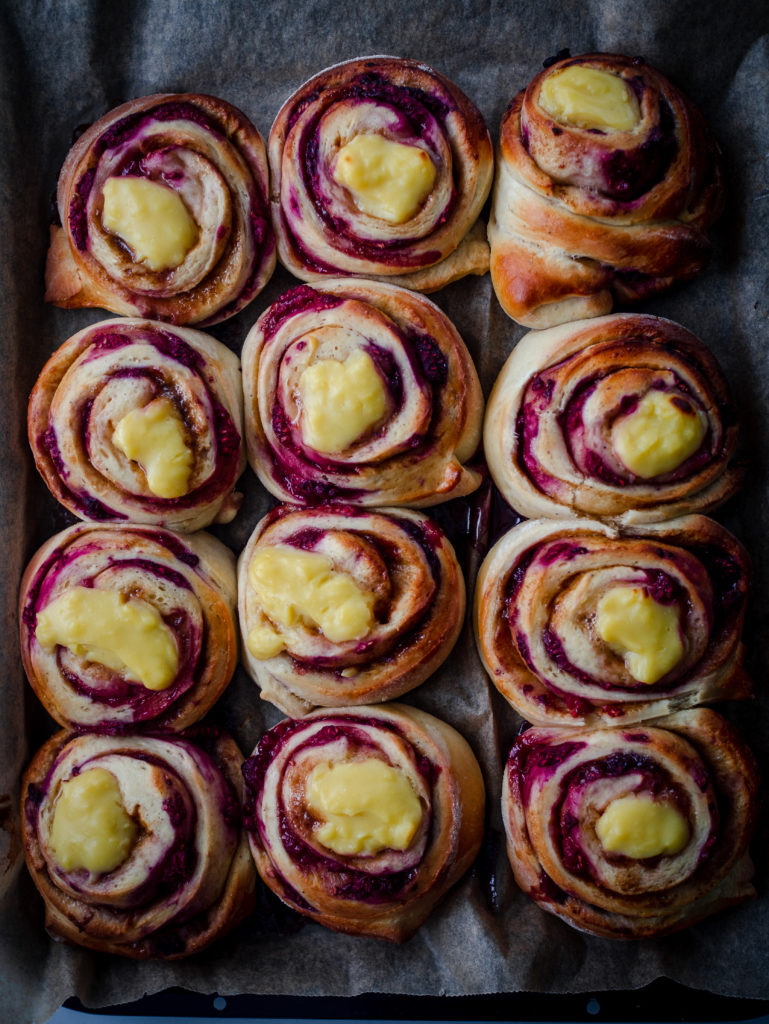 Raspberry Custard Buns (Bringebærsnurrer med vaniljekrem)