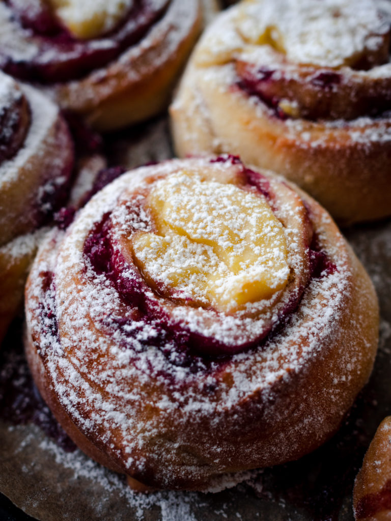 Raspberry Custard Buns (Bringebærsnurrer med vaniljekrem)