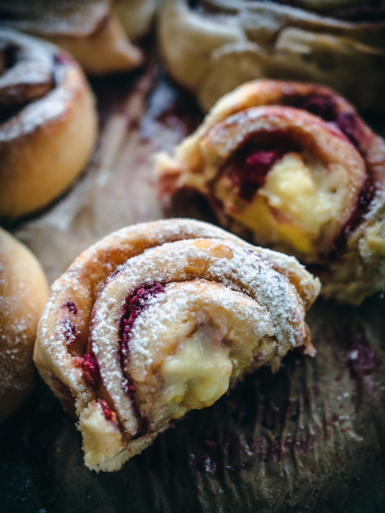 Raspberry Custard Buns (Bringebærsnurrer med vaniljekrem)