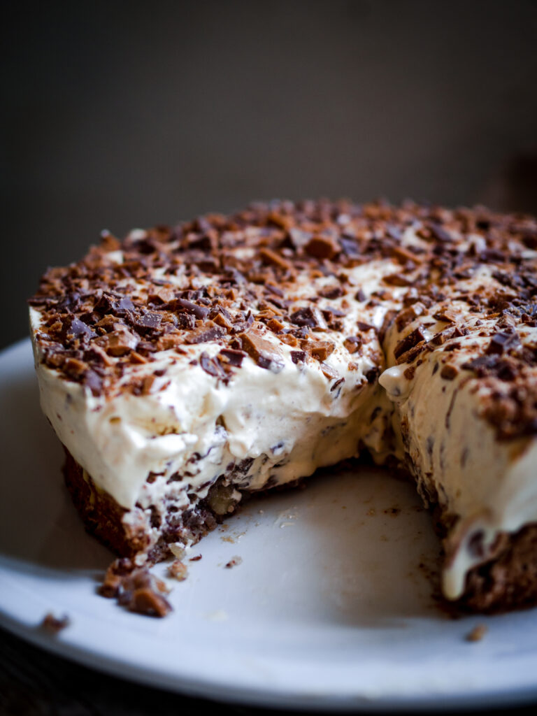 Daimiskake (Chocolate Toffee & Macaron Ice Cream Cake)