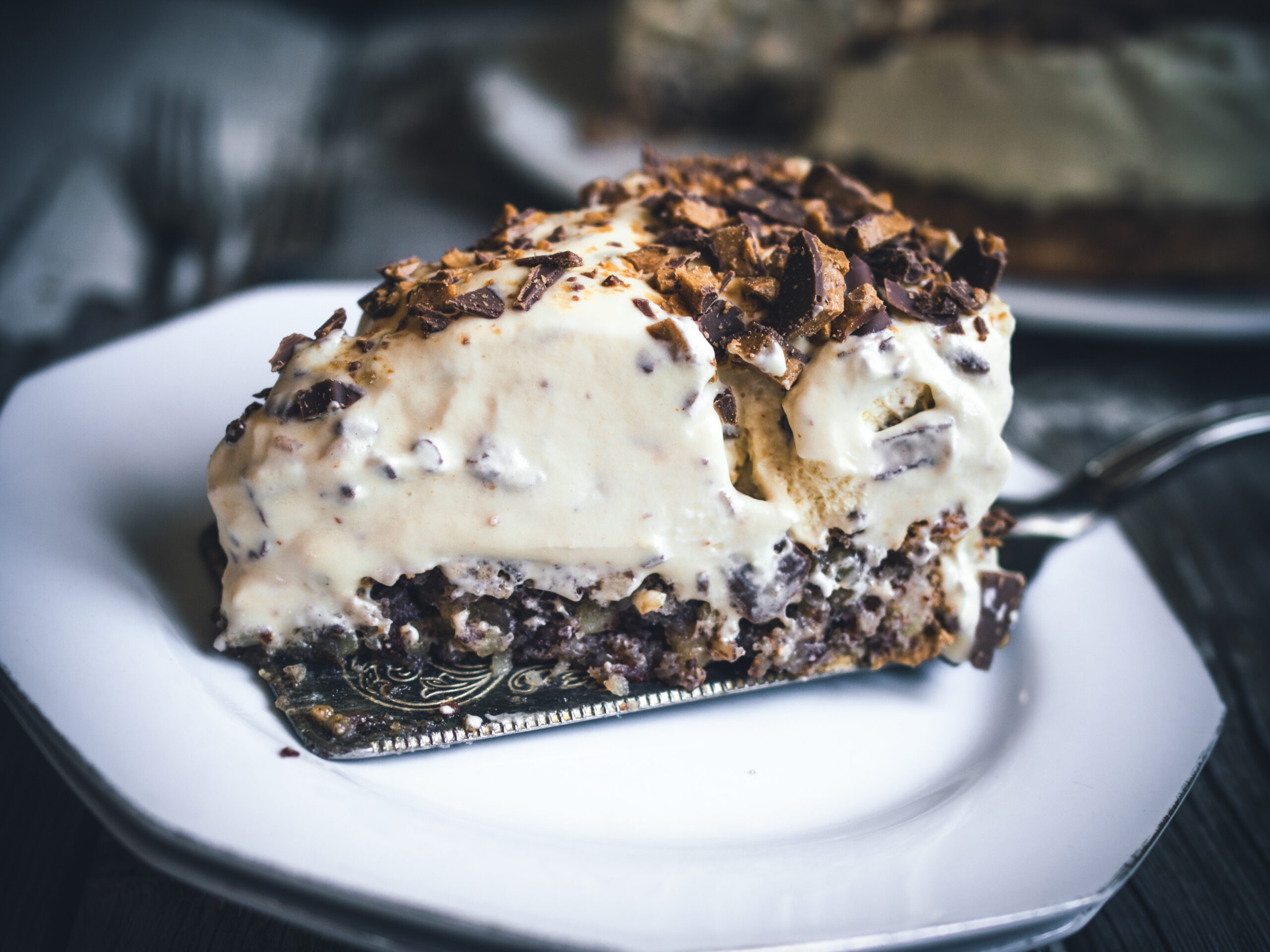 Daimiskake (Chocolate Toffee & Macaron Ice Cream Cake)