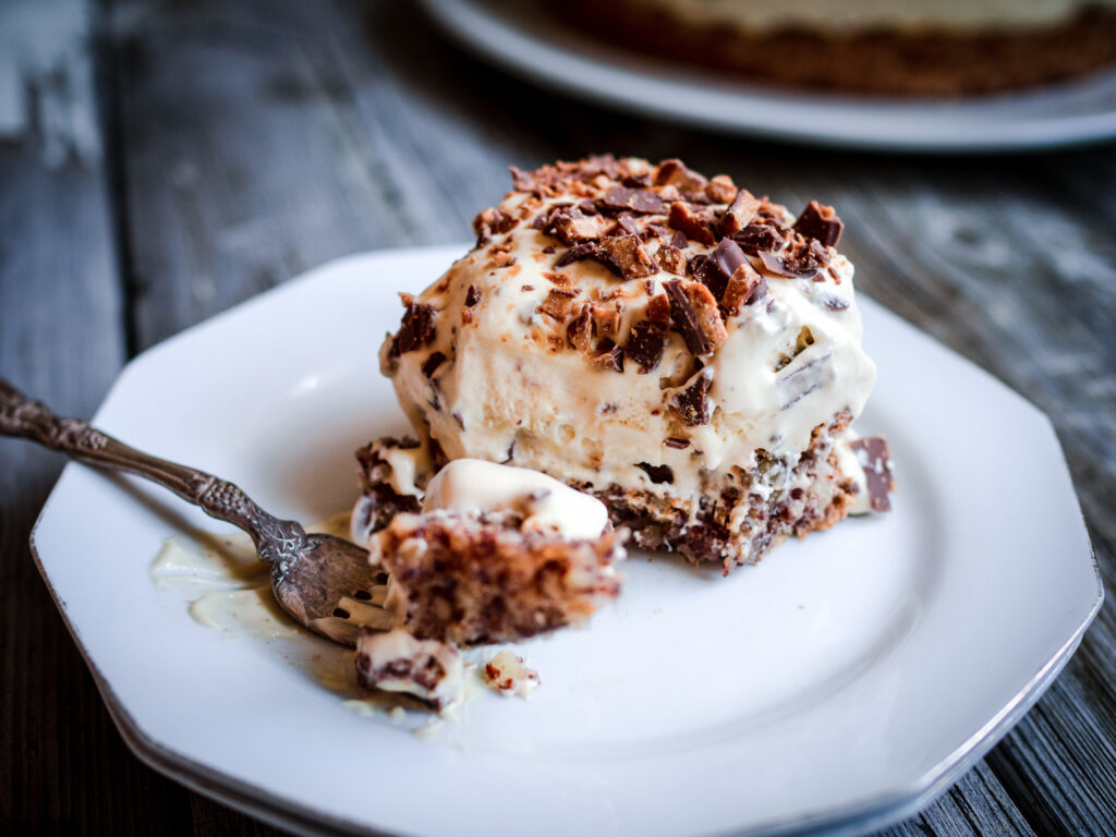 Daimiskake (Chocolate Toffee & Macaron Ice Cream Cake)