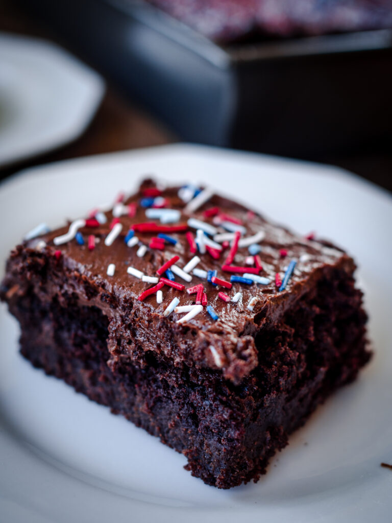 Moist Chocolate Sheet Cake (sjokoladekake i langpanne)