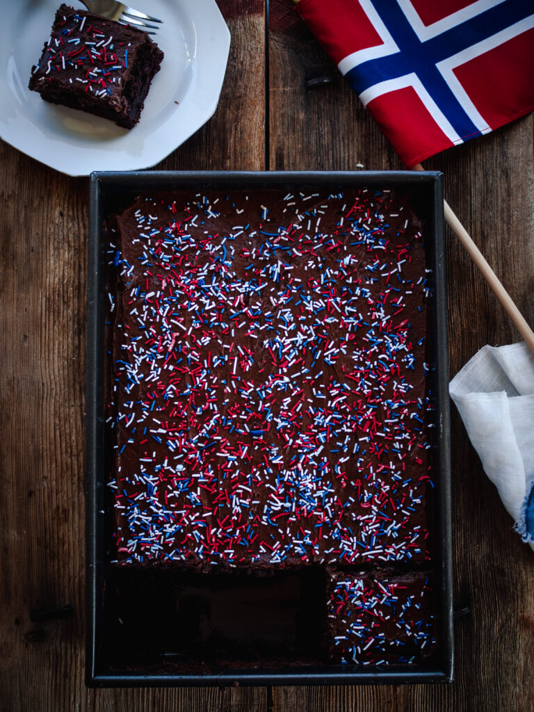 Moist Chocolate Sheet Cake (sjokoladekake i langpanne)