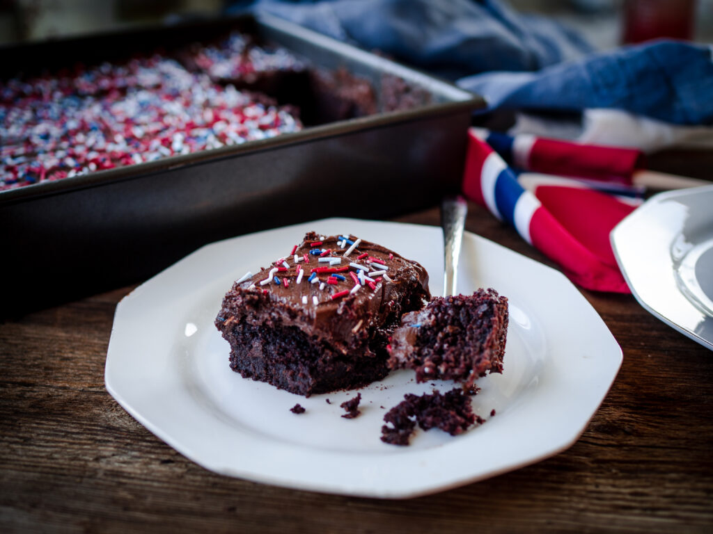Moist Chocolate Sheet Cake (sjokoladekake i langpanne)