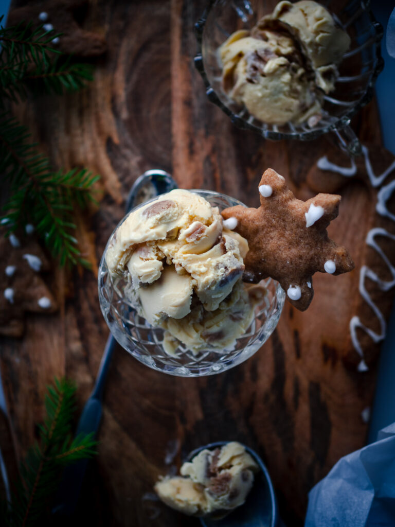 Pepperkaker Cookie Dough Ice Cream (Pepperkakeis)