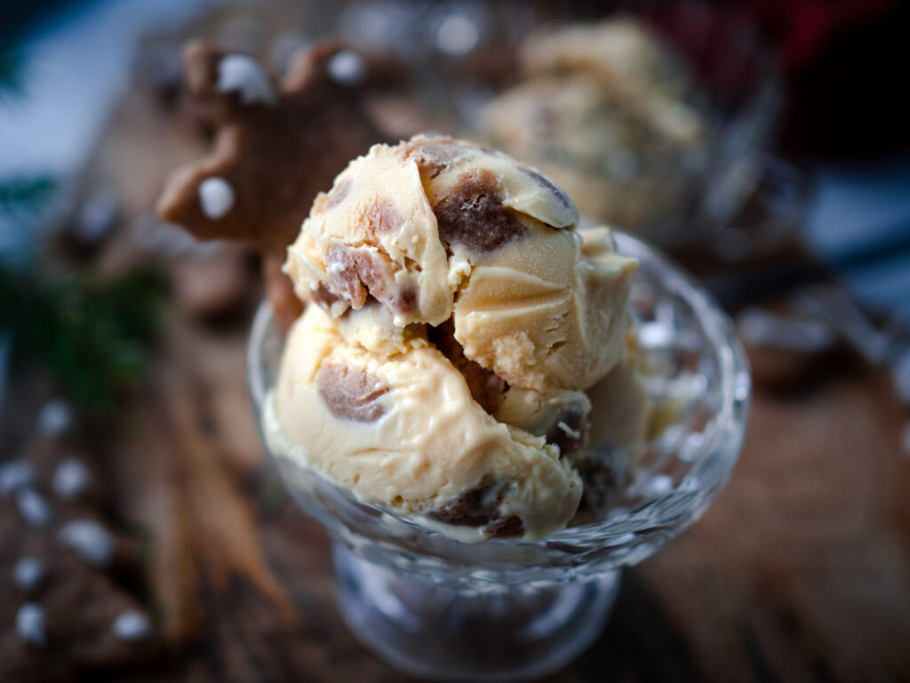 Pepperkaker Cookie Dough Ice Cream (Pepperkakeis)